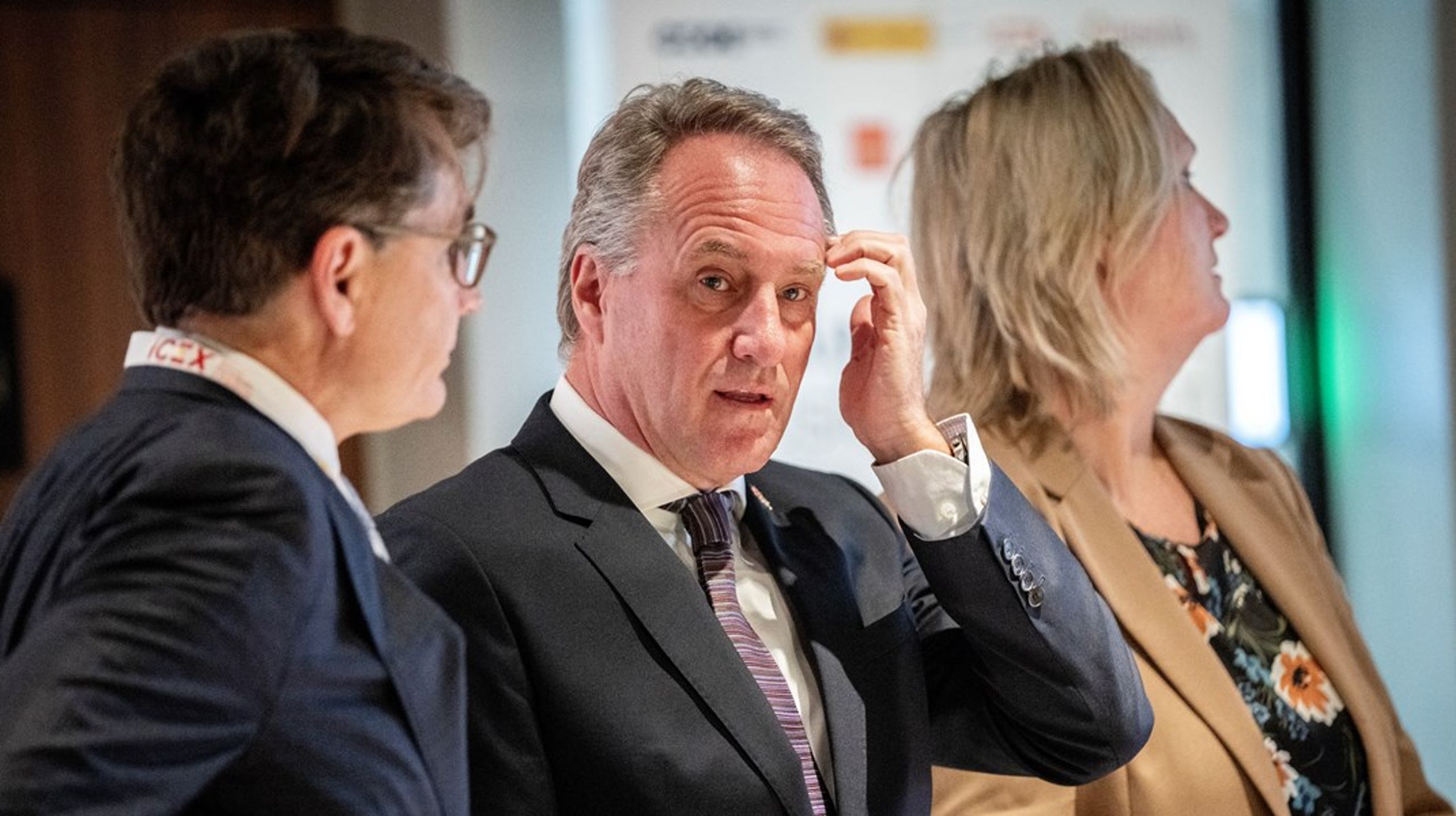 Brian Mikkelsen (til venstre) og Lars Sandahl Sørensen kvitterer for det øgede servicefradrag, men har derudover ikke mange roser til finansloven for 2024. Særligt den manglende permanentgørelse af forsknings-og udviklingsfradraget på 139 procent er genstand for erhvervsbossernes&nbsp;irritation.&nbsp;Arkivfoto.&nbsp;