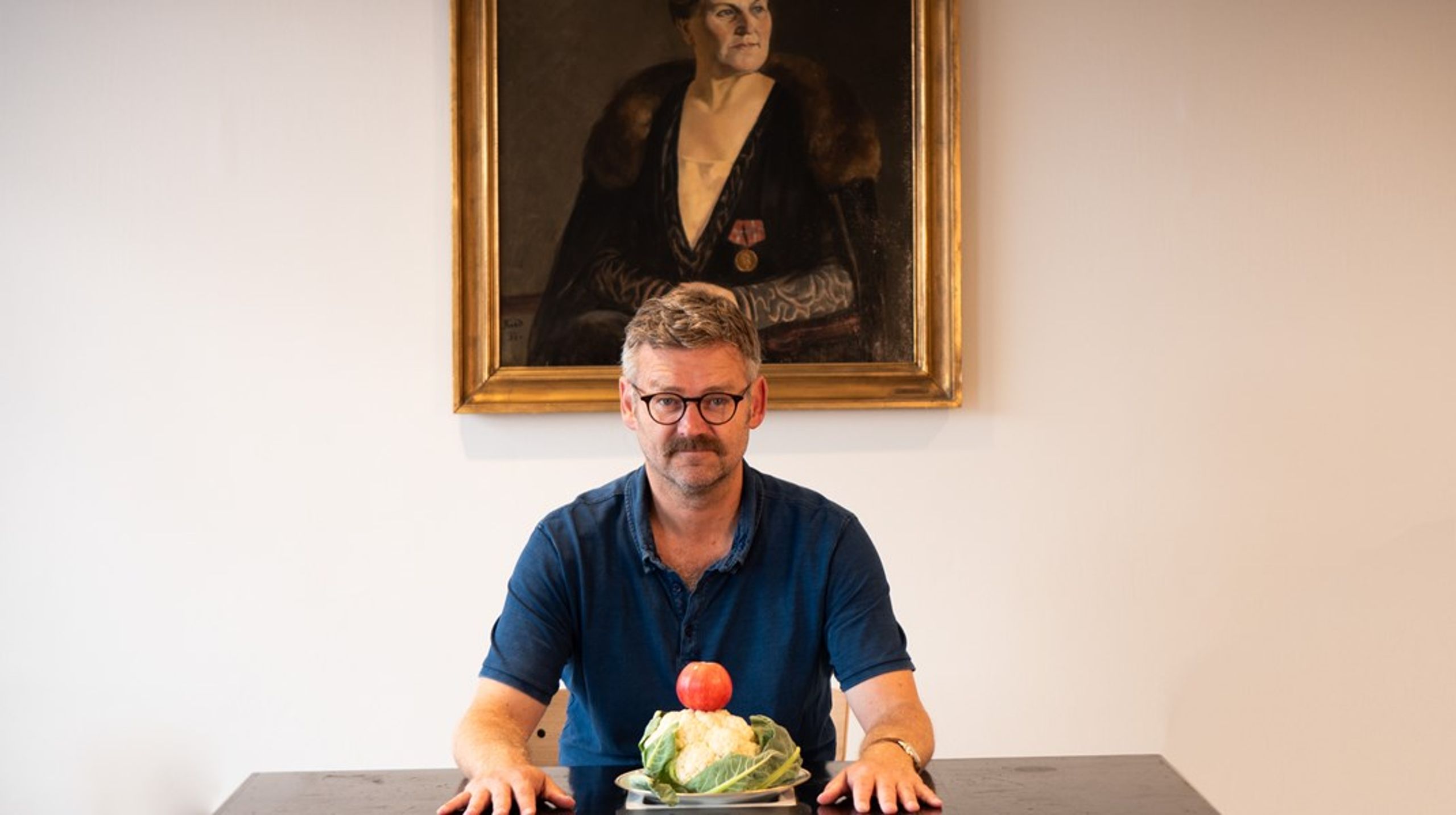 Rasmus Willig med baggrundsbillede af Ingeborg Suhr på Suhrs Højskole i
København.