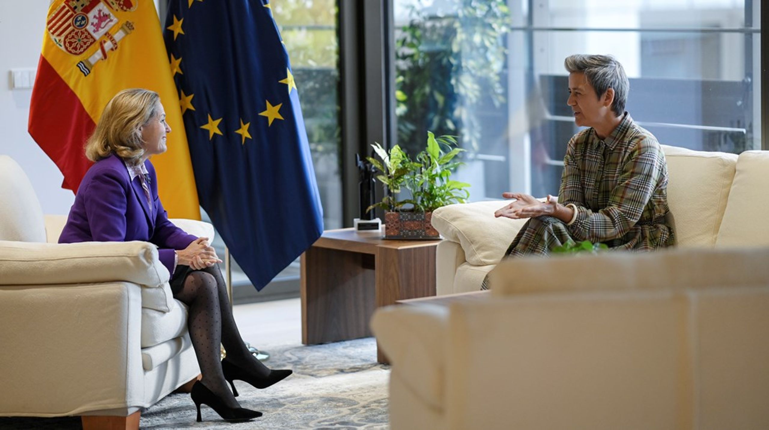Margrethe Vestager må måske i denne uge opgive posten som chef for EIB og se den gå til den spanske finansminister Nadia&nbsp;Calviño (til venstre), som sidste år besøgte den danske kommissær i Bruxelles.