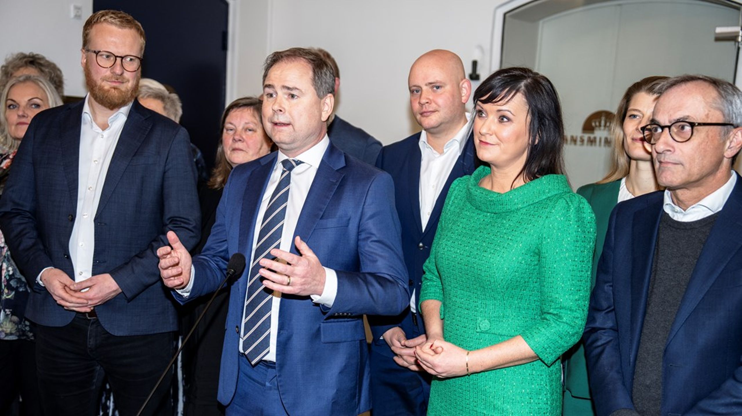 KL, Danske Regioner, FH og Akademikerne forpligter sig til at respektere den nye trepartsaftale ved de kommende overenskomstforhandlingerne i 2024 og fremover.&nbsp;