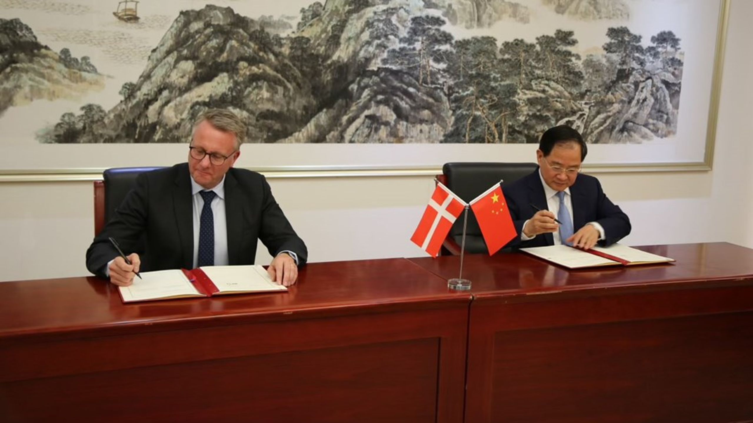 Erhvervsminister Morten Bødskov underskriver aftale om grøn skibsfart med Kina.&nbsp;Det er ikke uden udfordringer at operere i landet. Spørg bare vindindustrien, der har oplevet at blive pålagt produktion i Kina for at få lov til at opstille vindmøller.