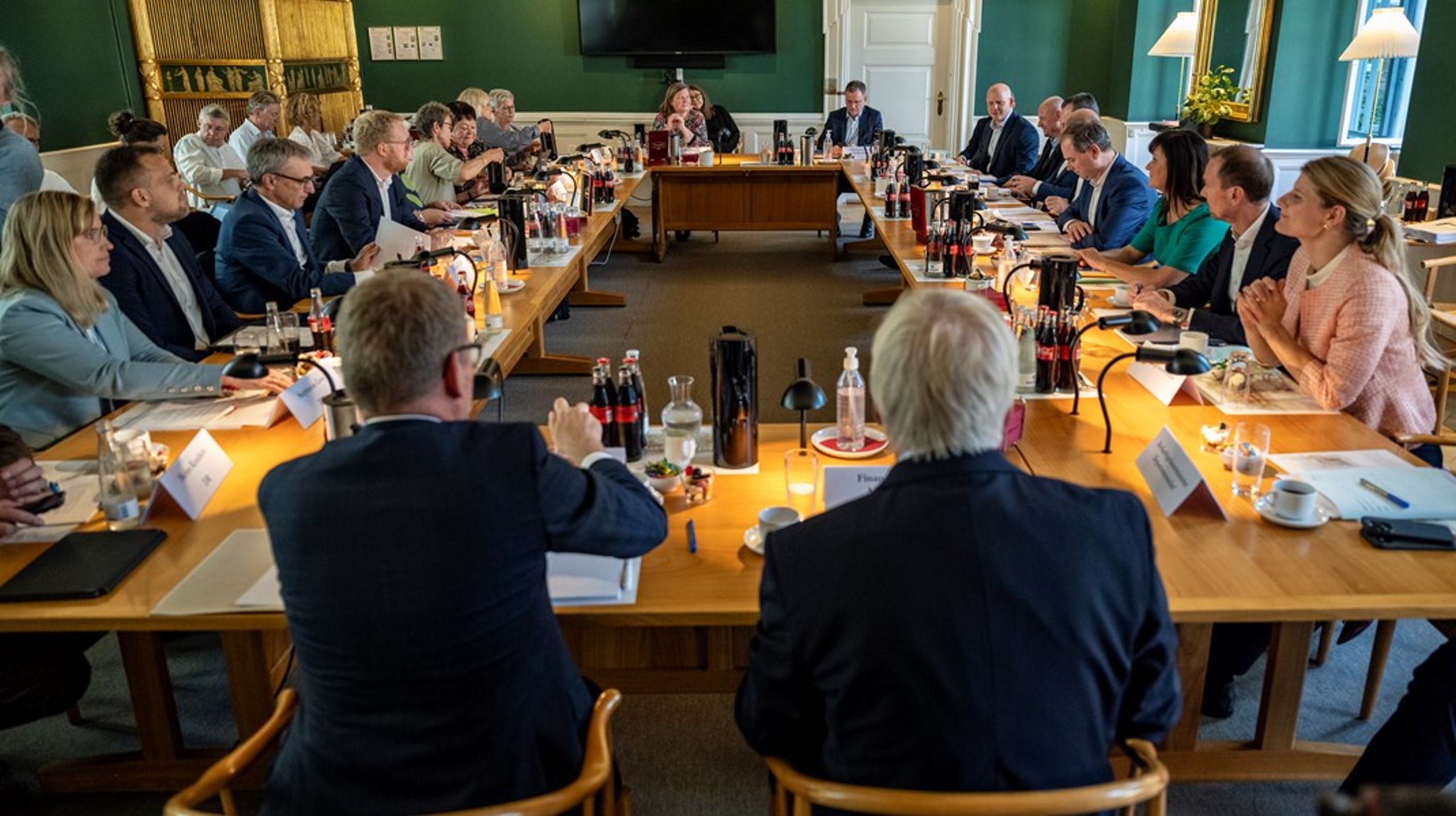 Det har været en forudsætning for fagbevægelsen, at trepartsmilliarderne bliver holdt uden for den såkaldte reguleringsordning. Det er dog endnu uvist, hvordan de teknisk set skal adskilles fra den normale lønudvikling i det offentlige, når først de bliver udmøntet i overenskomstforhandlingerne fremover.&nbsp;&nbsp;