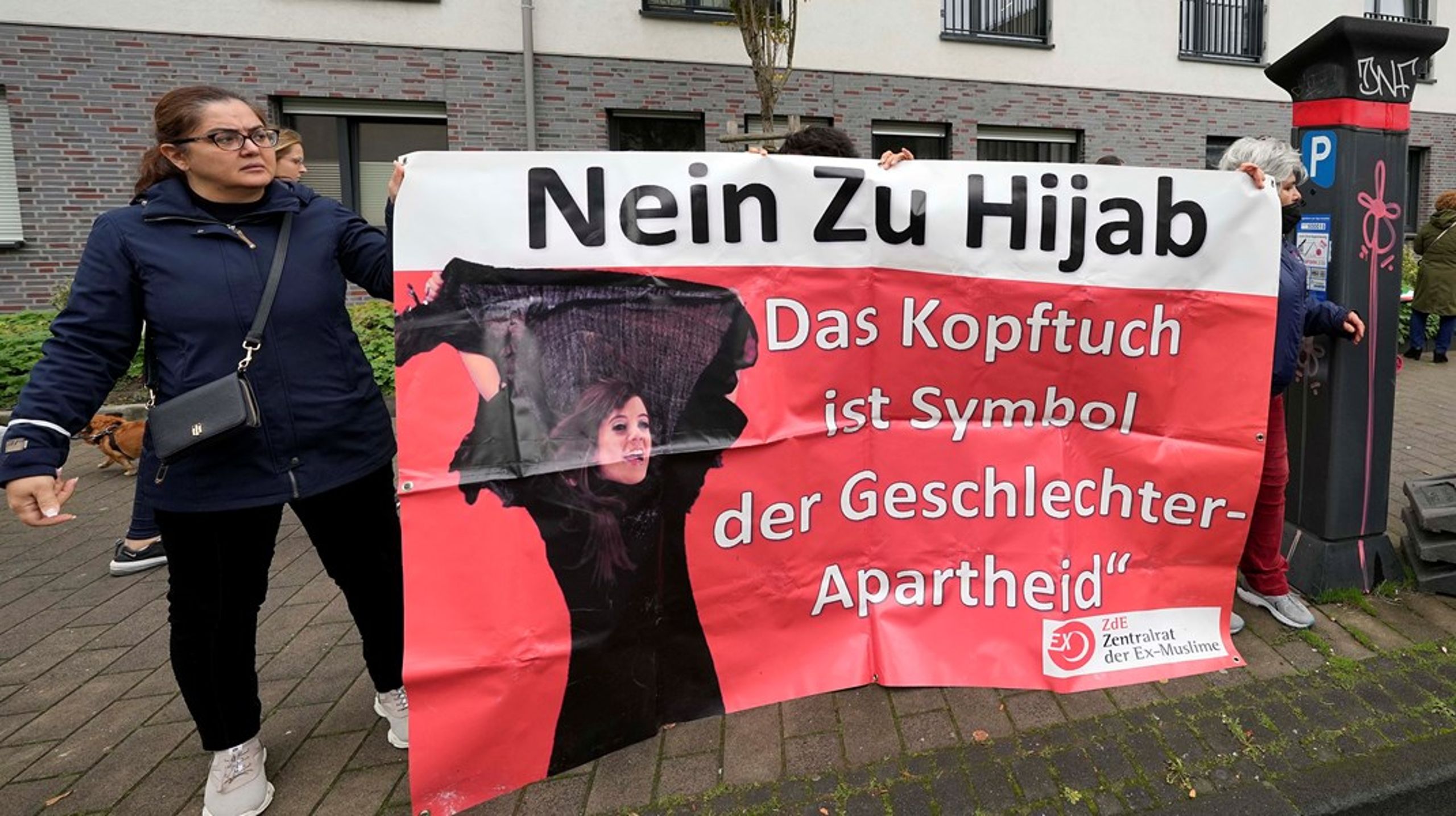 <div><div>Hvis neutralitet var målet for Domstolen for Den Europæiske Union, har den nu skabt muligheden for flere og meget forskellige versioner af neutralitet.
Nu kan en medarbejder blive afskediget i Belgien for at bære tørklæde, mens en anden beholder sit job i Østrig.</div><div><div><div></div><div></div></div></div></div><div><div><div></div></div></div>
