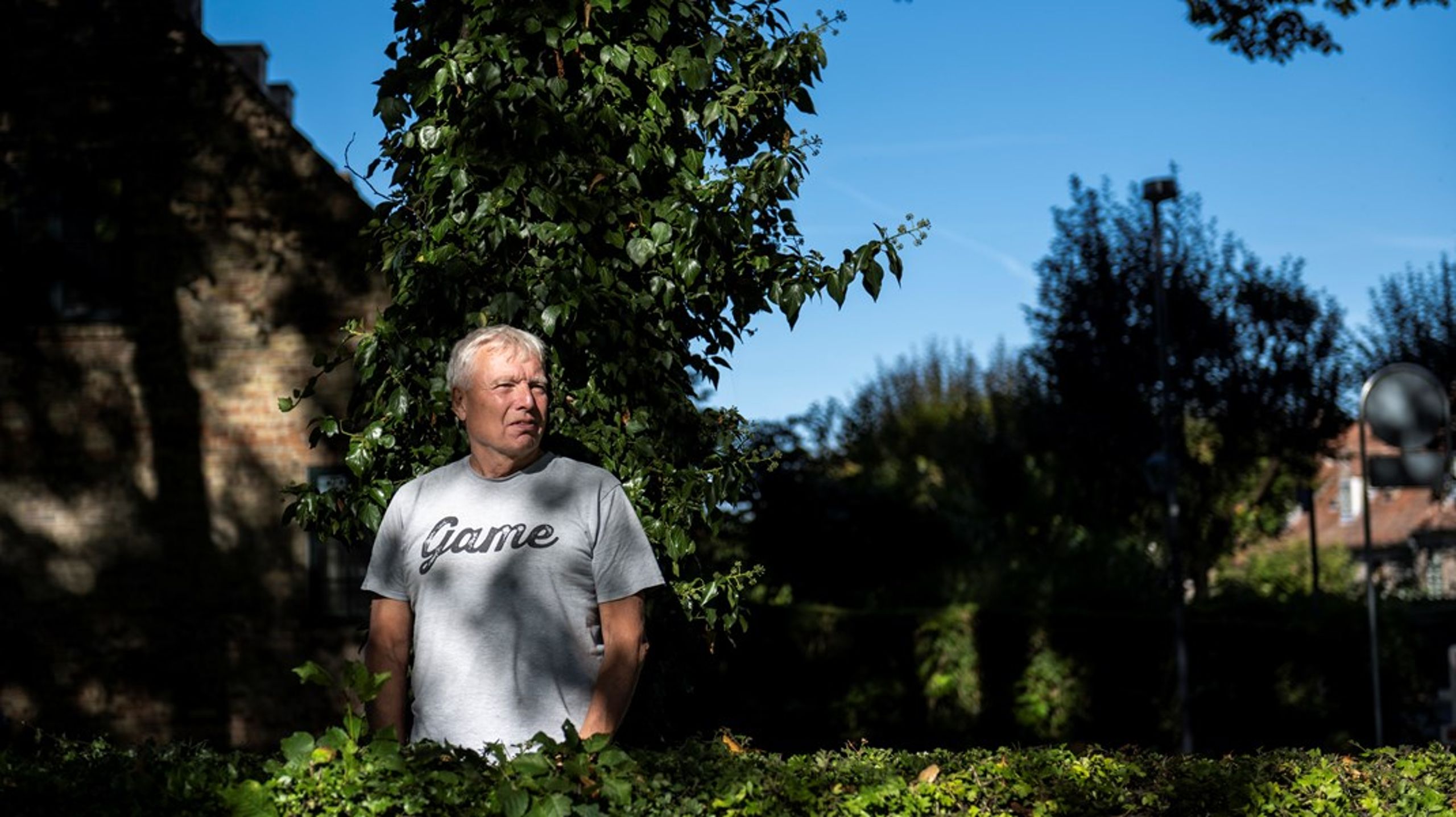 Det bliver hverken regeringen eller Folketinget, der kommer til at løse de store samfundsudfordringer, mener Uffe Elbæk. Den nødvendige samfundsforandring kommer til at ske nedenfra, skriver han i sin nye bog.&nbsp;