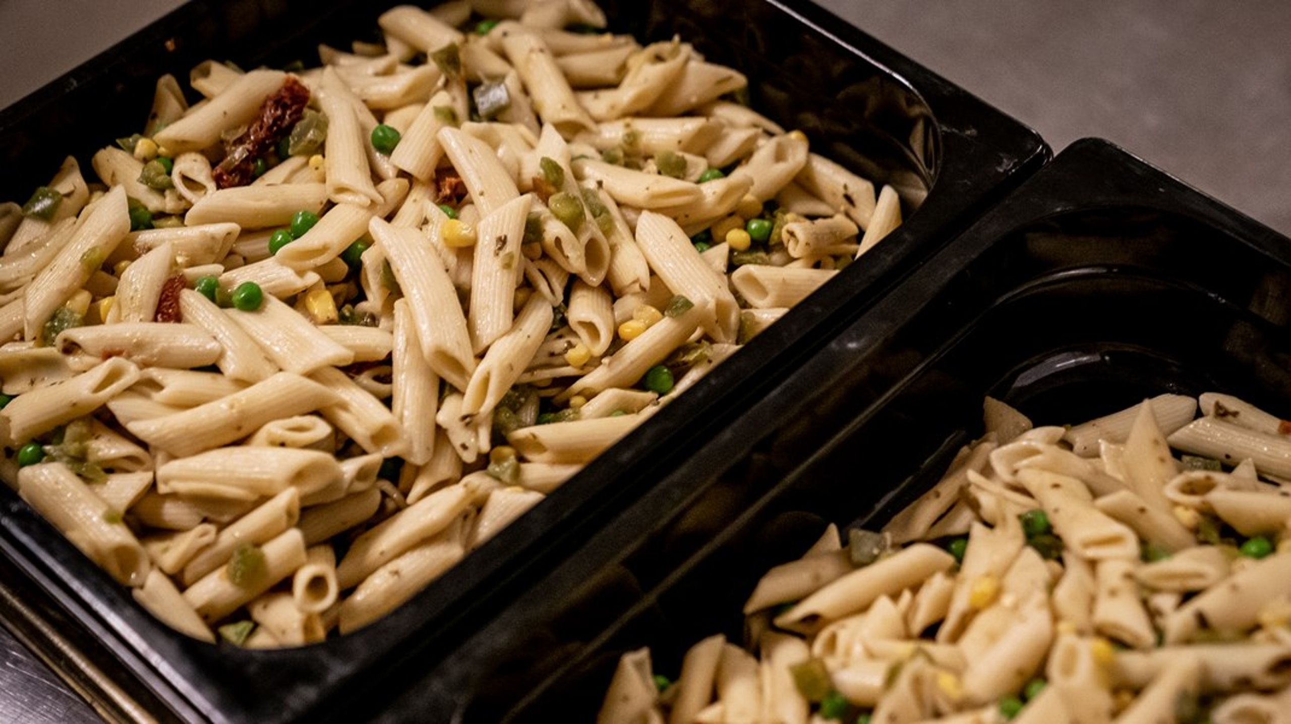 Vi vil hellere have såre simpel kost for alle elevgrupper end
luksusportionsanretninger for et fåtal.&nbsp;Så lad os nu gentænke menuen i
folkeskolen, skriver&nbsp;Emil Sloth
Andersen (ALT).