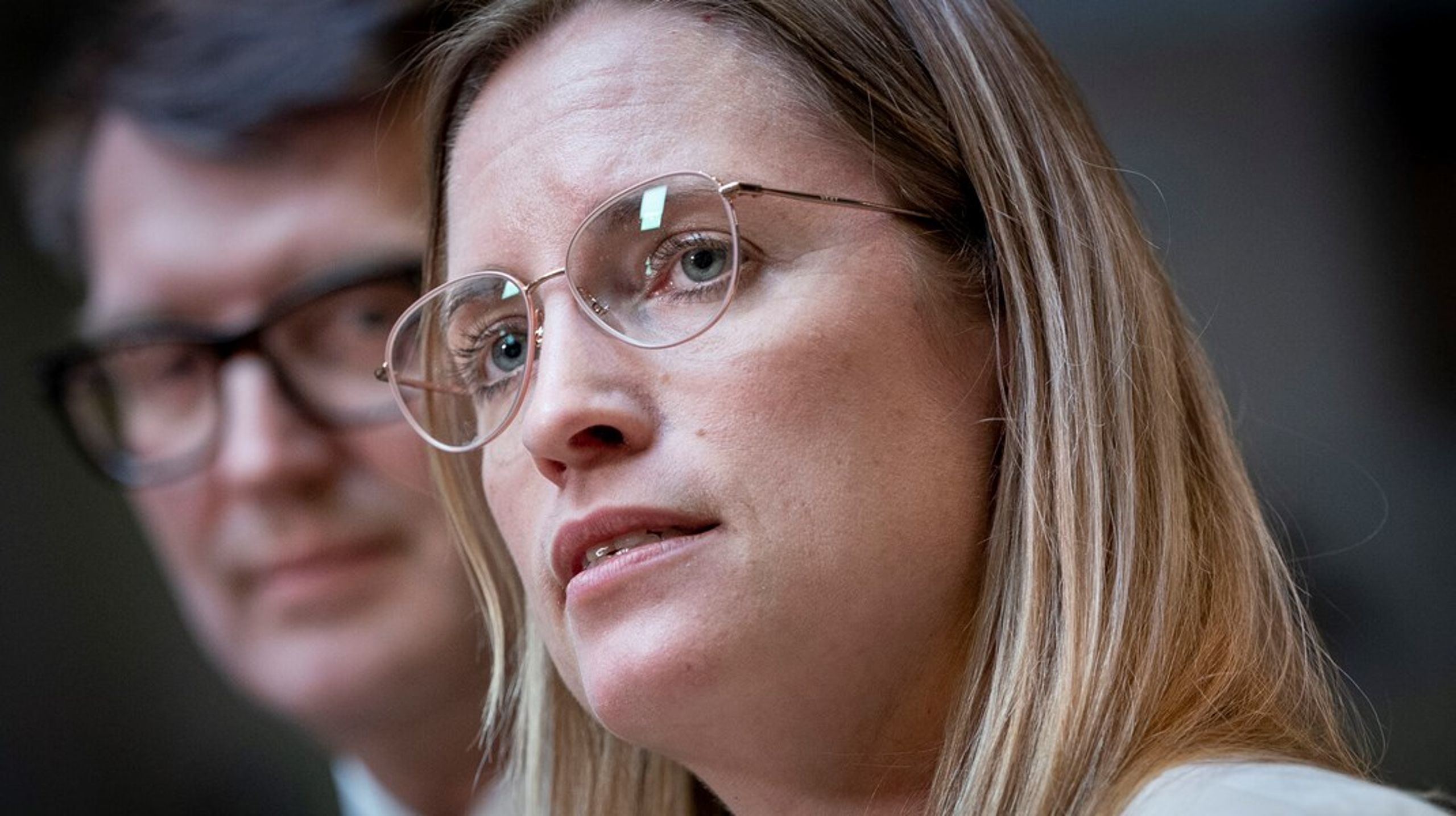 For Stephanie Loses rådgivere handler det om at slippe tøjlerne og lade hende være sig selv. Deres opgave er ikke at få hende til at passe ind i en ny rolle, men at fortælle resten af Danmark, hvorfor de er så vilde med hende i Region Syd, skriver Morten Reimar.&nbsp;