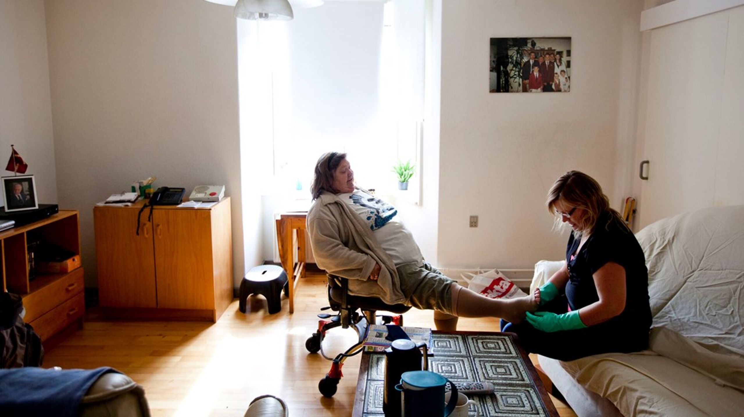 Personlig pleje og sygepleje er så tæt forbundne, at det ikke giver mening at begynde at skille de to ting ad, lyder det fra medlem af Sundhedsstrukturkommissionen. Danske Regioner har ellers foreslået, at overtage ansvaret for alle sundhedsfaglige opgaver i ældreplejen.<br>