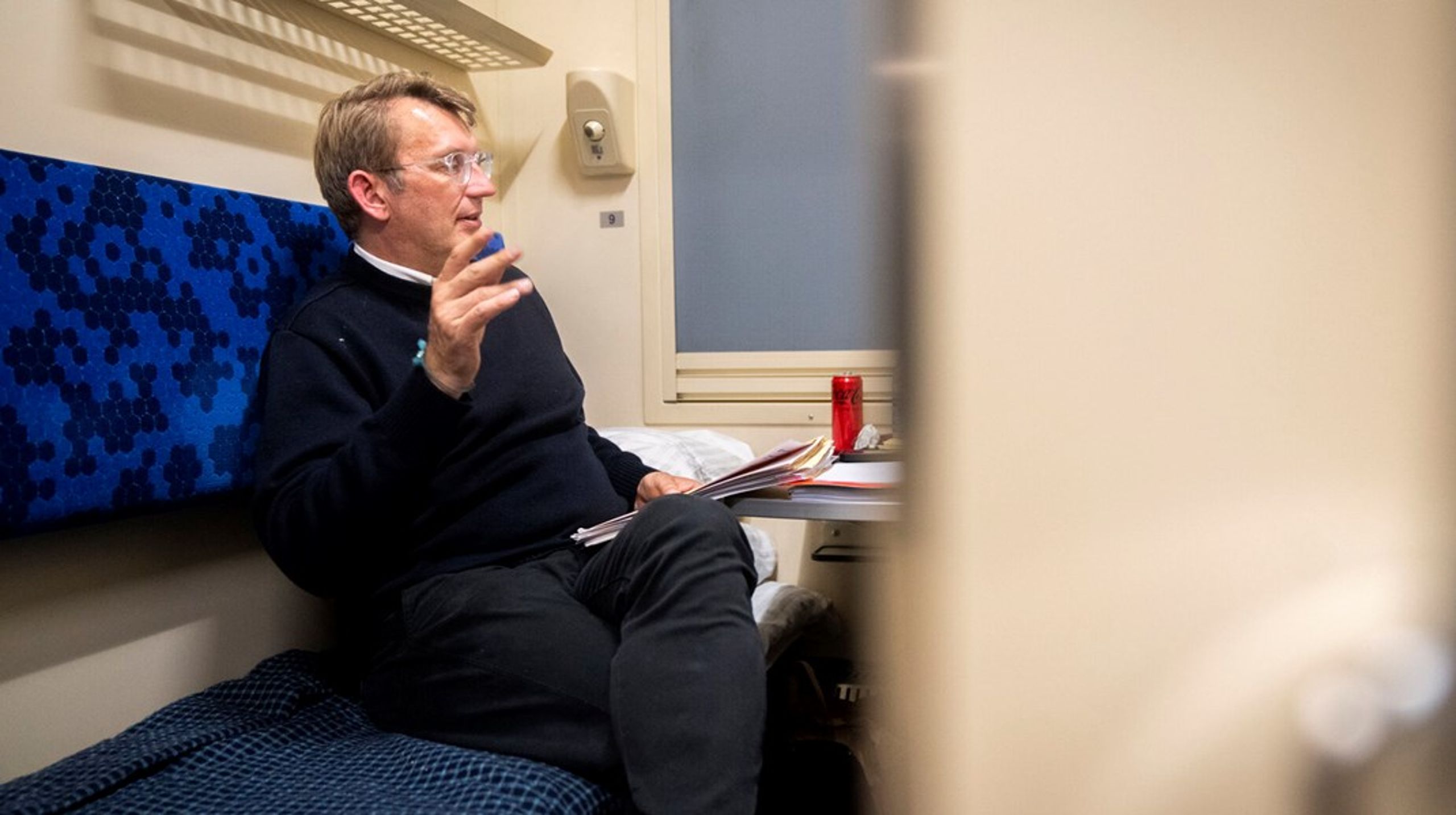 I et bumlende nattog på vej ud af Ukraine talte Altinget med Troels Lund Poulsen. Dagen efter meldte han sig som kandidat til formandsposten i Venstre.&nbsp;