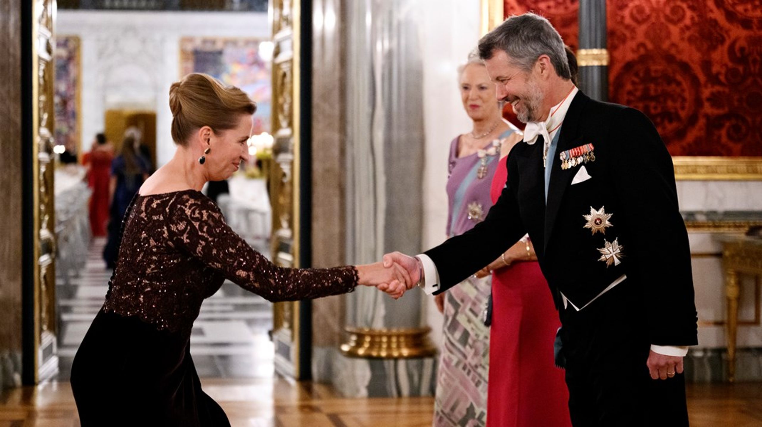 Søndag finder en danmarkshistorisk begivenhed sted, når Danmark får sin nye konge proklameret af statsminister Mette Frederiksen fra balkonen på Christiansborg Slot. En række af regeringens ministre vender tilbage til pinden med samråd i Folketinget. Få et overblik over ugen her.&nbsp;