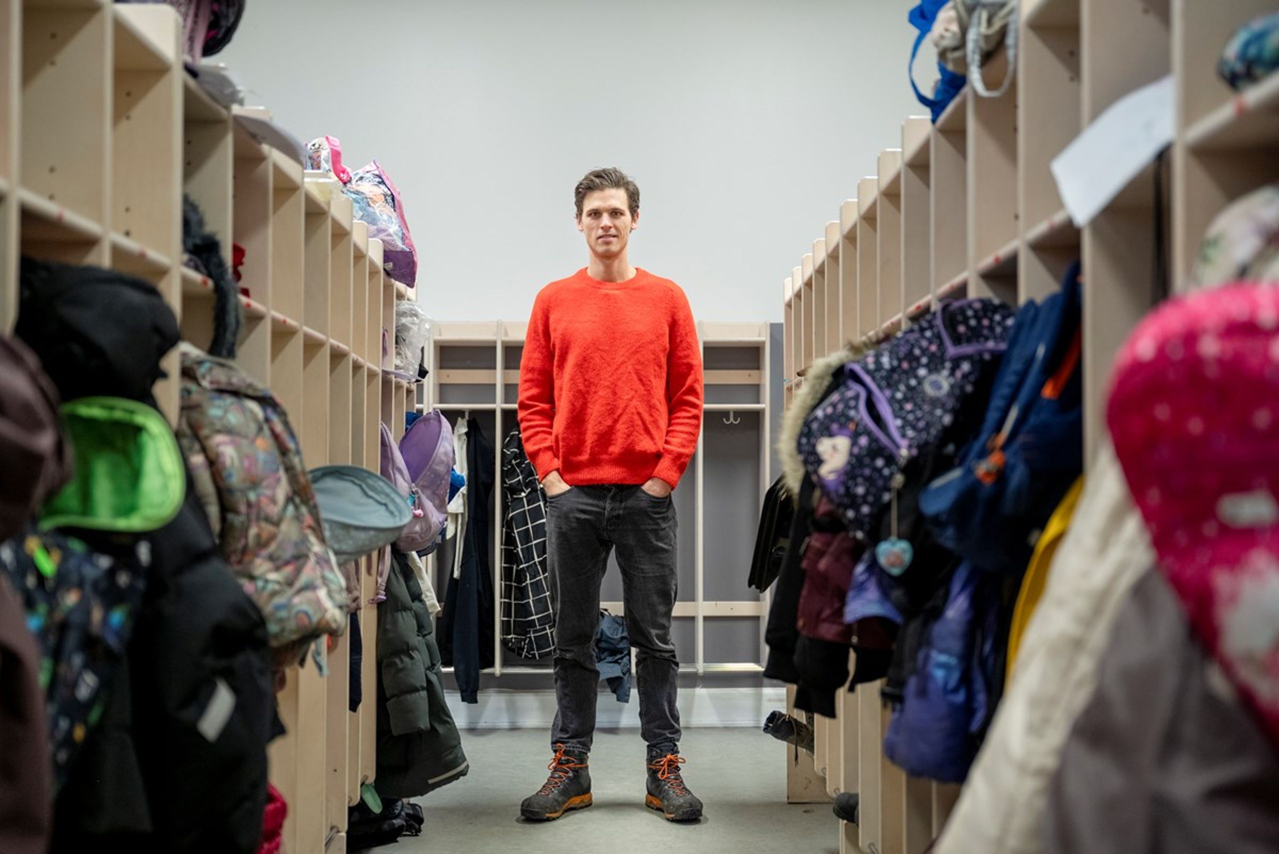 Olav Hesseldahl opdagede sin egen&nbsp;interesse for demokrati og politik, da han gik i skole og fik præsenteret emnerne på en god måde af en engageret lærer. Nu har han&nbsp;selv fire børn - de tre af dem går på Skolen ved Søerne, hvor han her er fotograferet. Hans ambition er, at grundskolen skal spille en langt større rolle i den demokratiske dannelse.&nbsp;