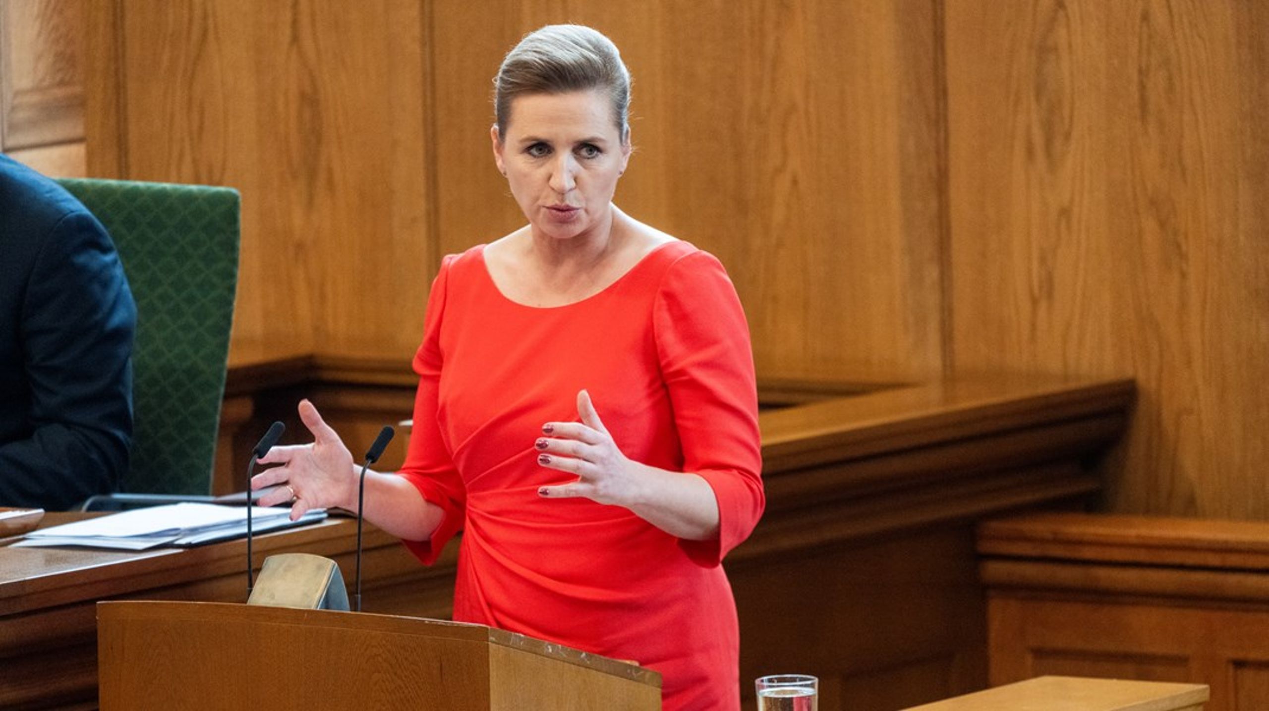 Statsminister Mette Frederiksen dvælede i sin åbningstale&nbsp;ved det pudsige i, at det tager havnen op til ti år at få godkendt og gennemført den nødvendige havneudvidelse. Otte af årene går til papirarbejde, skriver Tine Kirk.