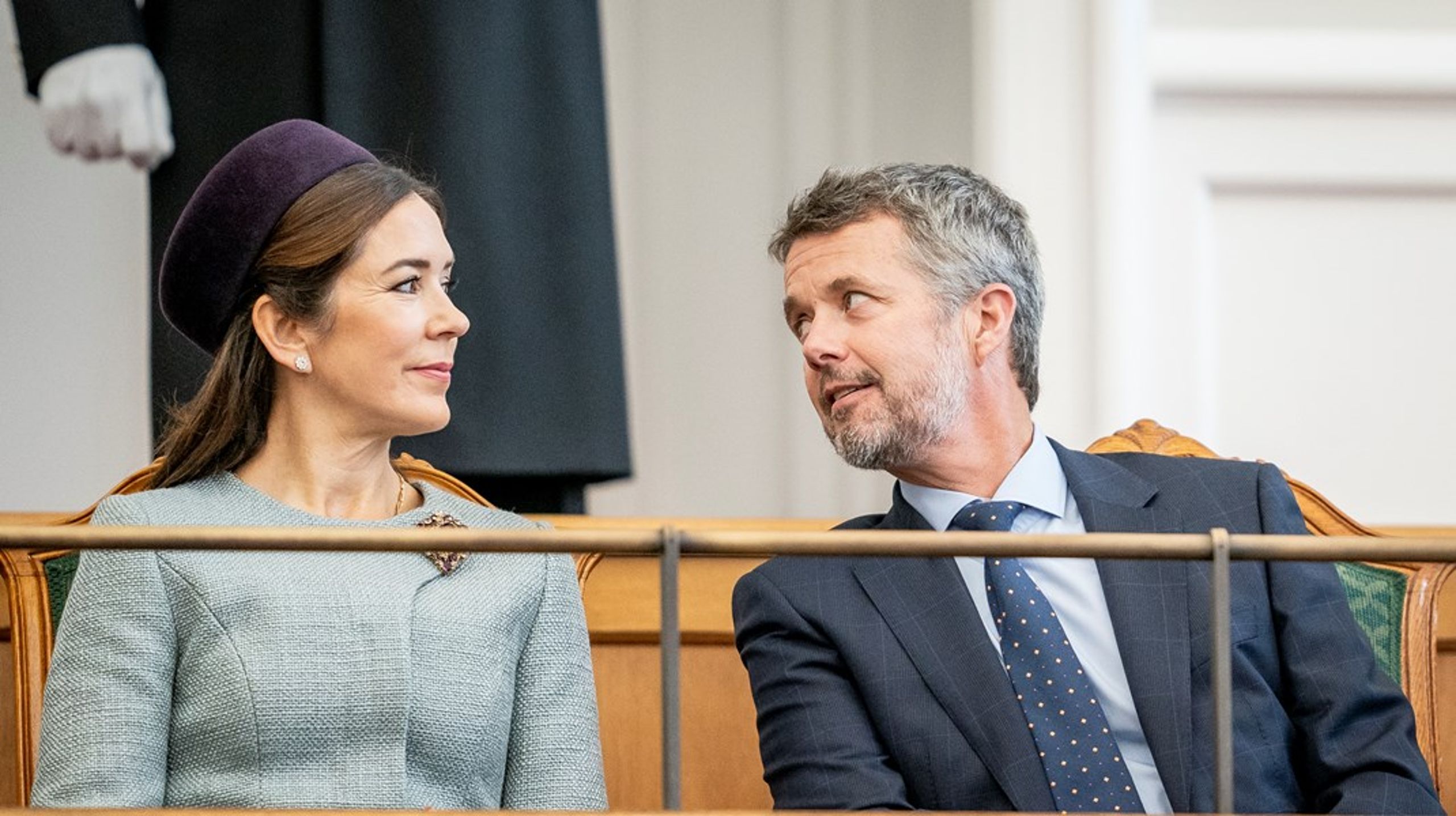 I Folketinget bliver søndagens tronskifte markeret, når statsminister Mette Frederiksen (S) skal overbringe en mundtlig besked fra kongen til Folketinget. Efterfølgende er der reception, hvor det nye kongepar er inviteret.&nbsp;