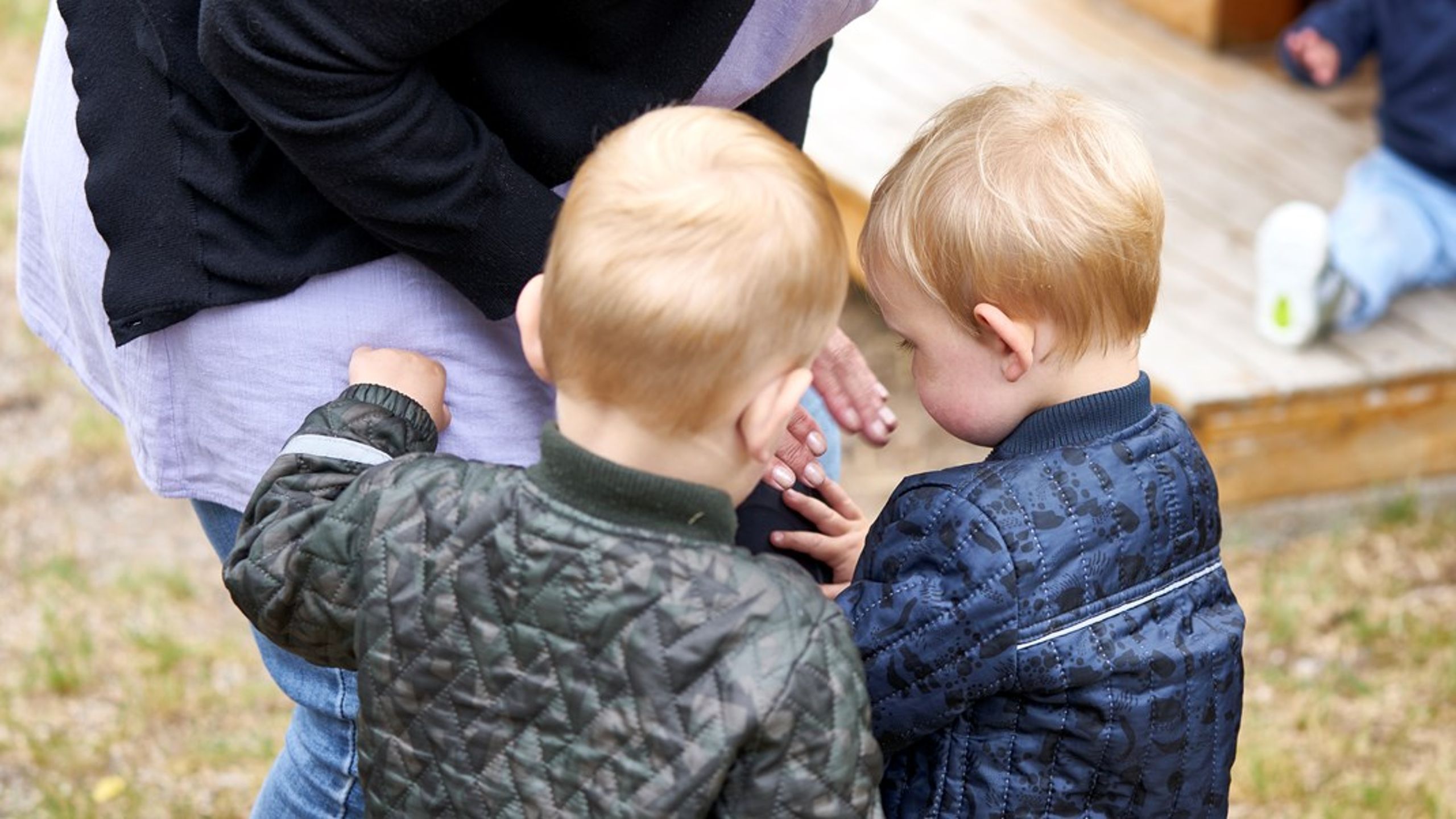 Kommunen sparer måske kortsigtet penge på at ophæve en anbringelse, når den unge fylder 18 år, men meget tyder på, at regningen sandsynligvis bare vil komme senere, skriver Laura Pari.