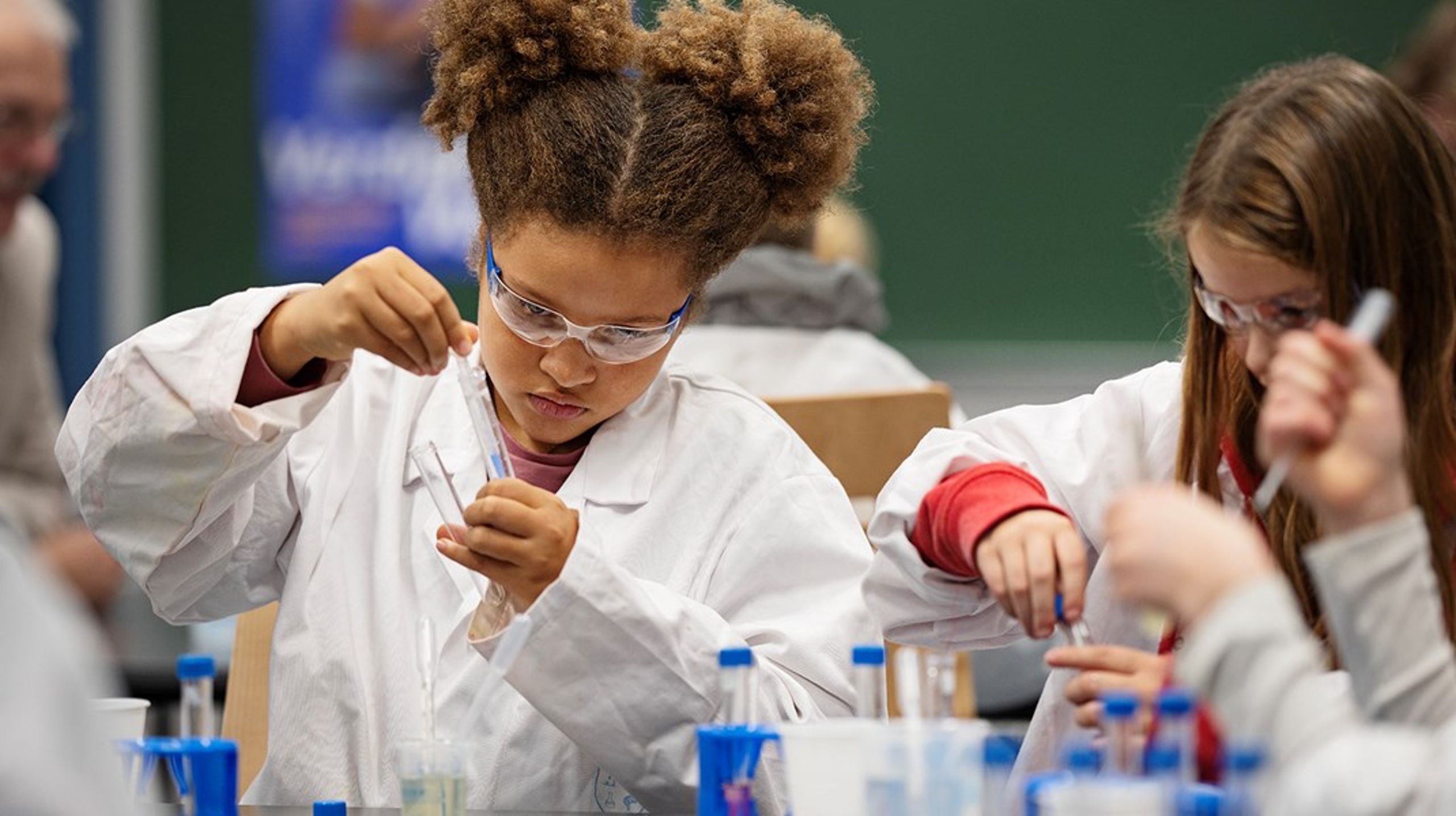 Vi har i alt for mange år været alt for fokuserede på at læsse alting ind i folkeskolens rammer. Med et bredere fokus på det samlede børneliv er der meget at hente, skriver Rikke Schmidt Kjærgaard og Emil Hjerl.&nbsp;