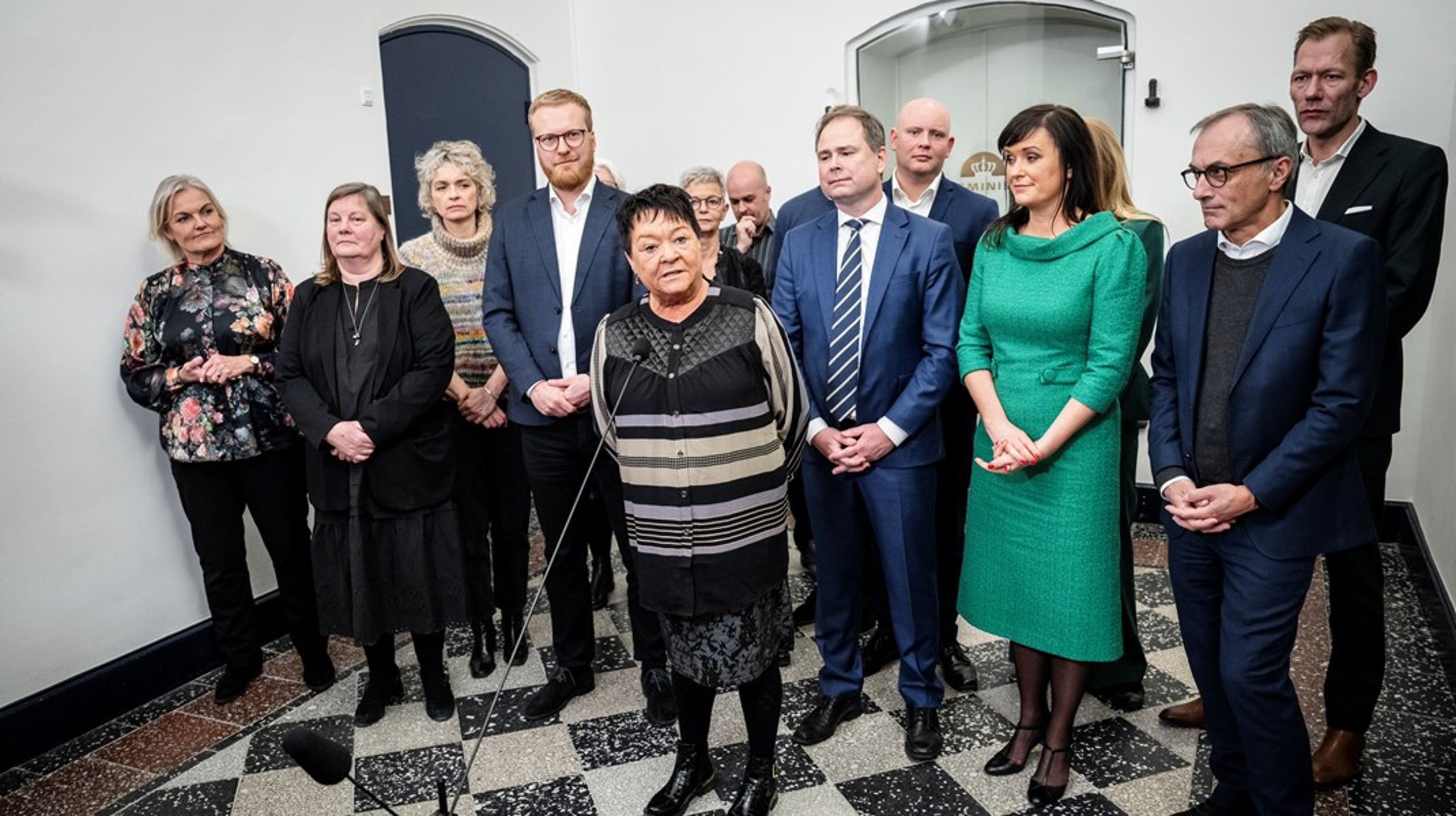Trepartsaftalens lønstigninger til pædagoger, sosu-assistenter og sygeplejersker fik megen omtale før jul. Finansieringen af den har der dog været mindre fokus på. Her ses parterne og regeringspolitikere i Finansministeriet ved præsentationen af aftalen.