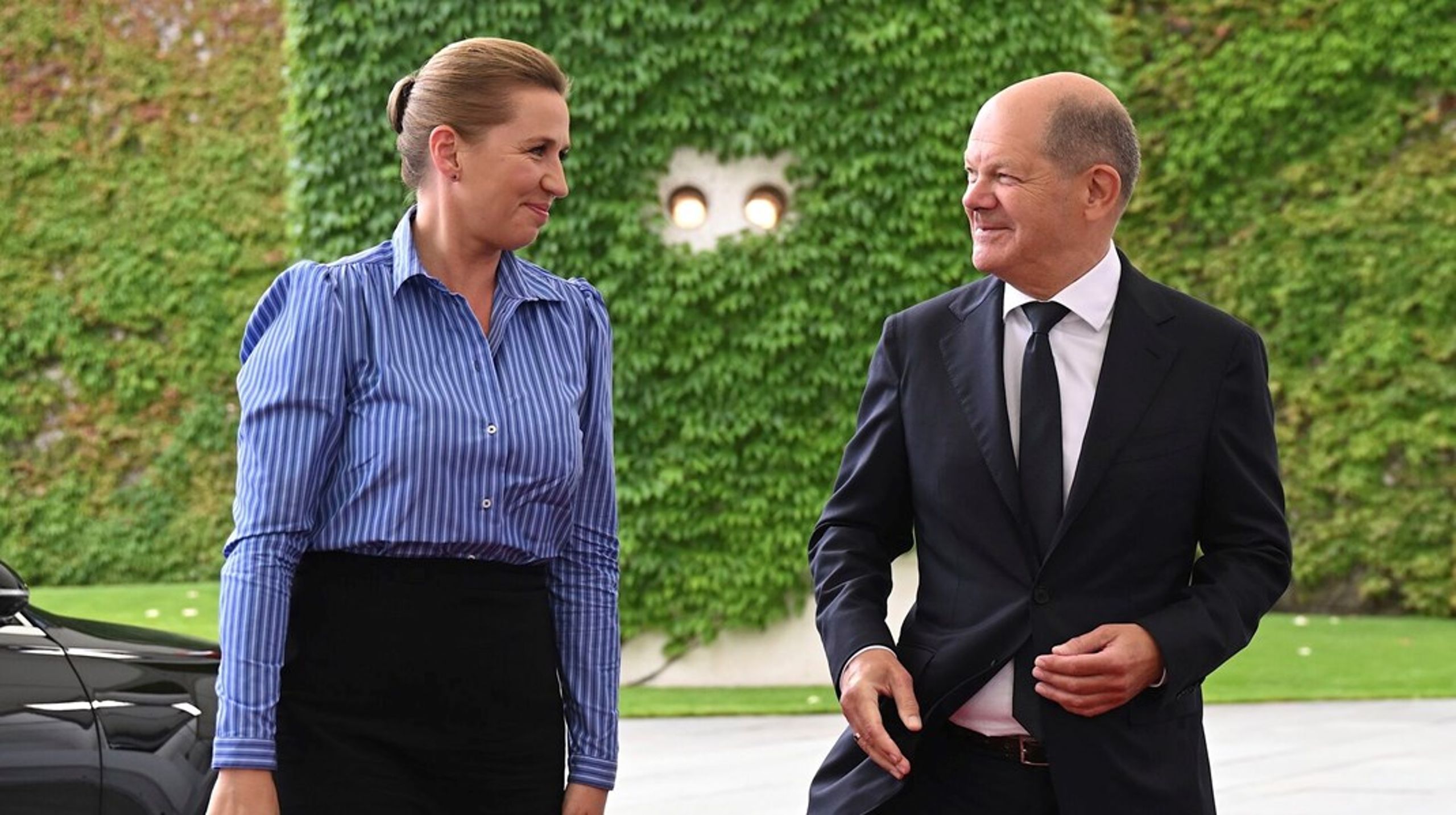 Statsminister Mette Frederiksen (S) besøger mandag den tyske forbundskansler. Sammen skal de blandt andet indvie en tysk våbenfabrik.