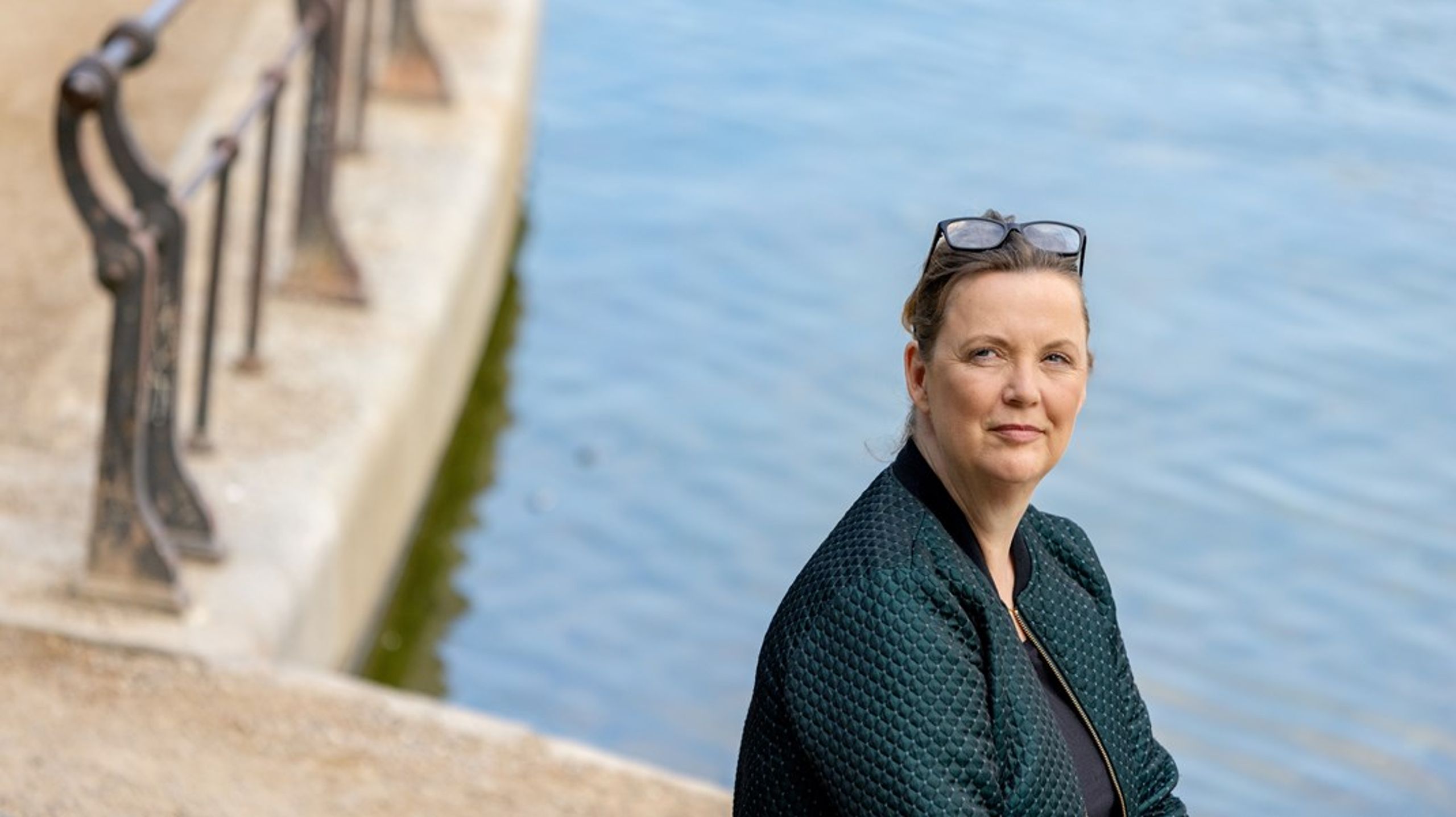 Katrine Marie Guldager har udgivet alt fra autofiktive romaner til børnebøger til digtsamlinger. Nu har hun netop færdiggjort en trilogi om kvinder, der er vrede over, hvor presset velfærdsstaten er.&nbsp;