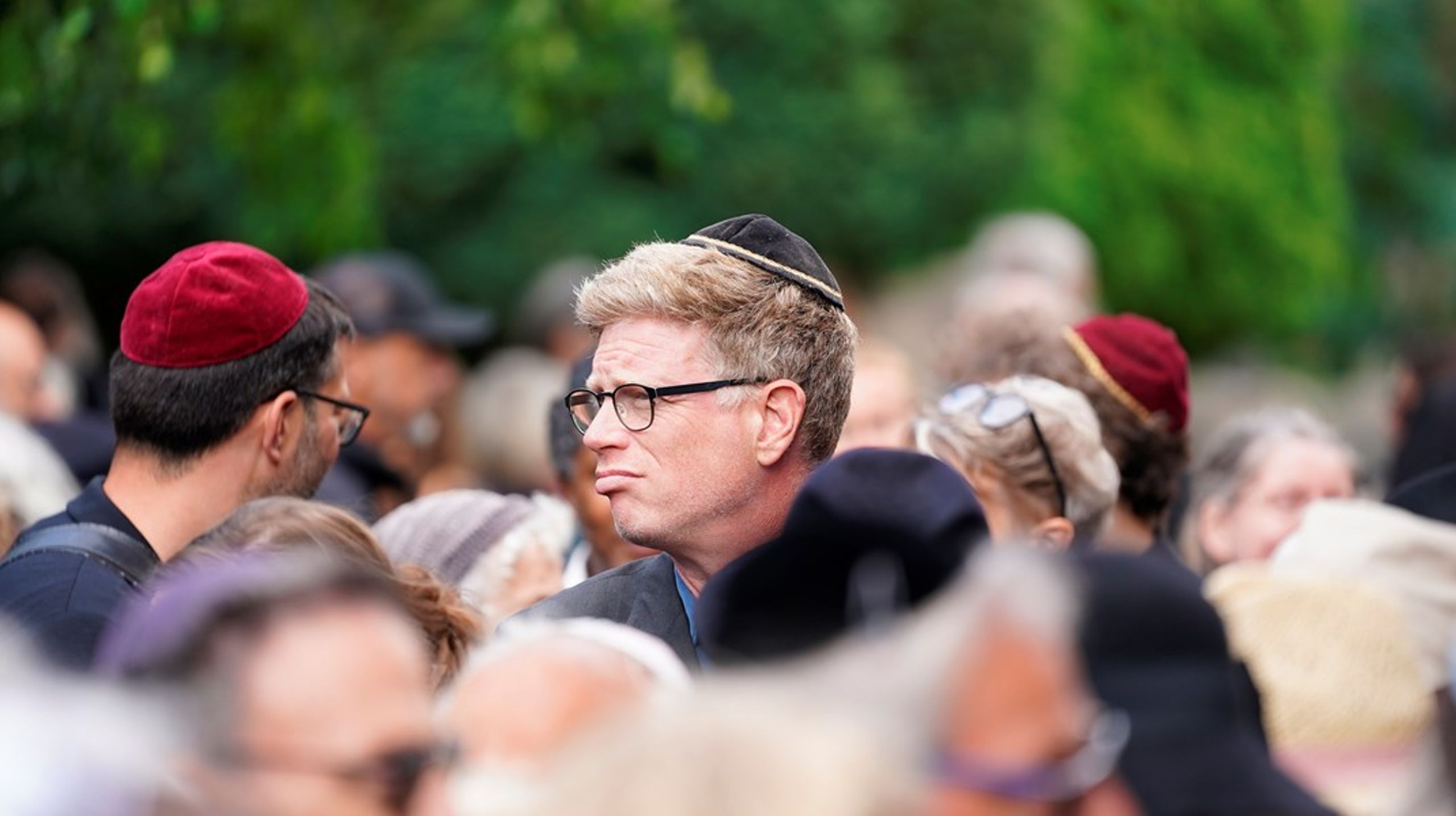 Weekendavisens chefredaktør, Martin Krasniks, bog "En smal bro over afgrunden" er en af de fire anbefalinger fra Altingets debatredaktør.