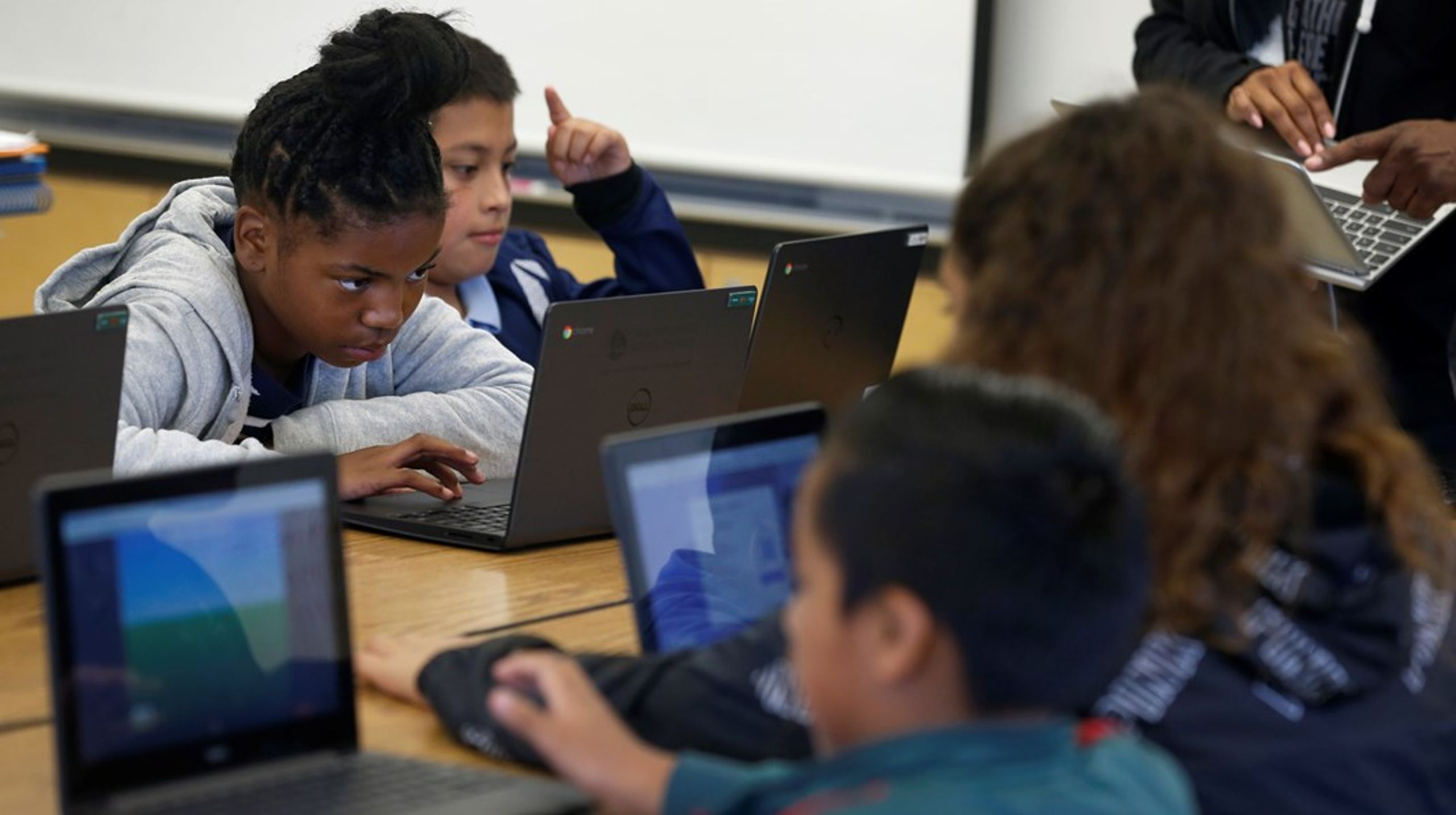 Risikoen ved tech-giganter som Google&nbsp;er, at man i overskuelighedens navn slukker for den kritiske, pædagogiske dømmekraft, der er selve grundlaget for en decentral, pluralistisk og demokratisk skole, skriver Lucas Cone.&nbsp;