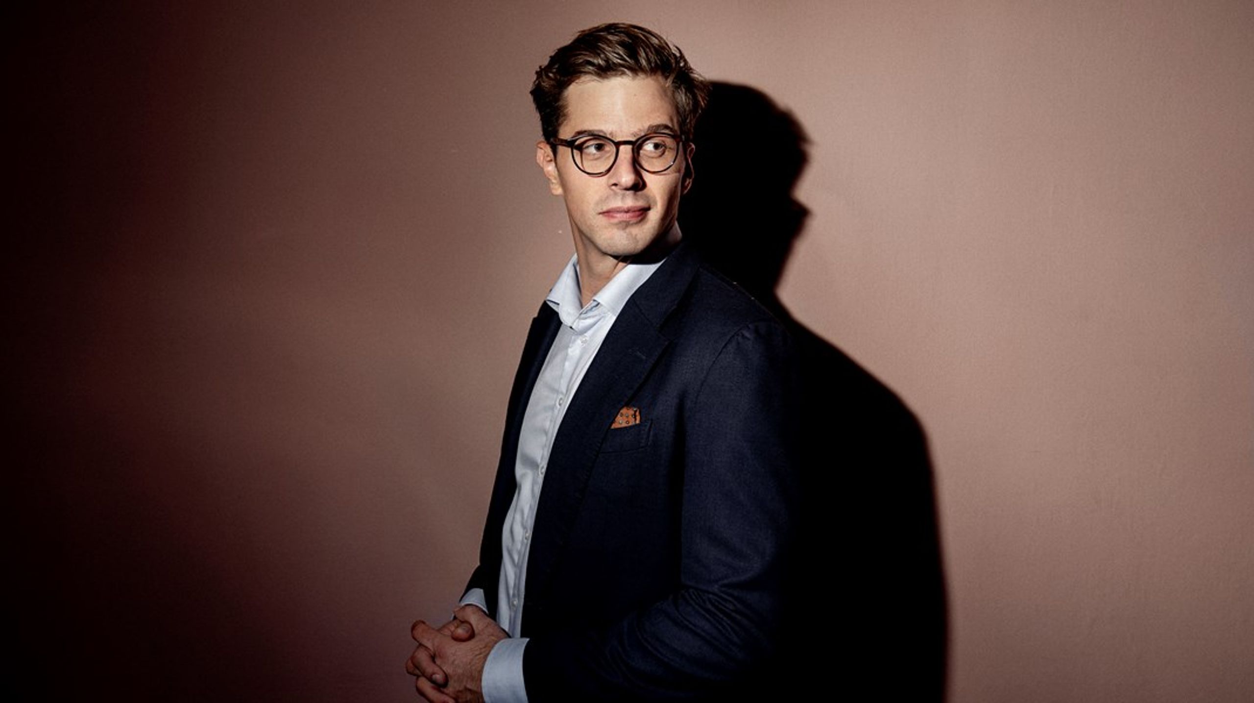 Idéen om at Vanopslagh ”laver ‘en Pape’” og falder sammen så snart opmærksomheden og presset på ham forøges, er mere håb end strategi.&nbsp;Lige nu samler LA flere og flere af de cirka 30 procent af vælgerkorpset bag sig, som V og K plejede at dele i porten og som entydigt forstår sig selv som borgerlige. Det bliver ikke en skandaliserende afsløring for dem, at LA også vil gennemføre borgerlig fordelingspolitik.