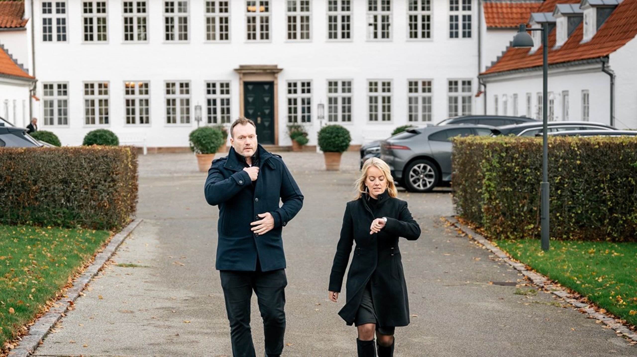 Lars Boje Mathiesen og Pernille Vermund fra Nye Borgerlige forlader Marienborg under regeringsforhandlingerne efter folketingsvalget i 2022. Lars Boje Mathiesen overtog roret som formand i Nye Borgerlige i 2023, men efter blot en måned som formand blev han ekskluderet af partiet, og Pernille Vermund blev igen formand. Hun forlod partiet i januar 2024. Arkivfoto.&nbsp;