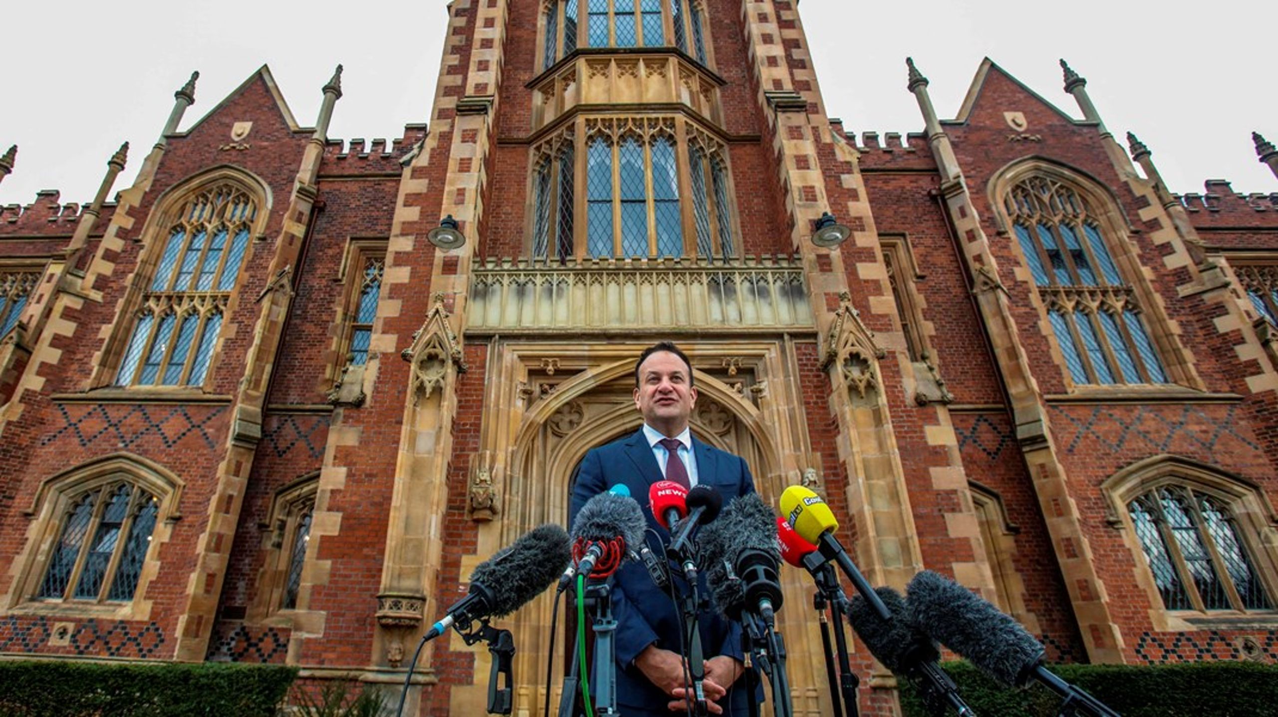 Leo Varadkar træder tilbage som premierminister, så snart hans efterfølger er valgt. Han træder tilbage som leder af partiet Fine Gael med øjeblikkelig virkning, meddelte han onsdag.<br>