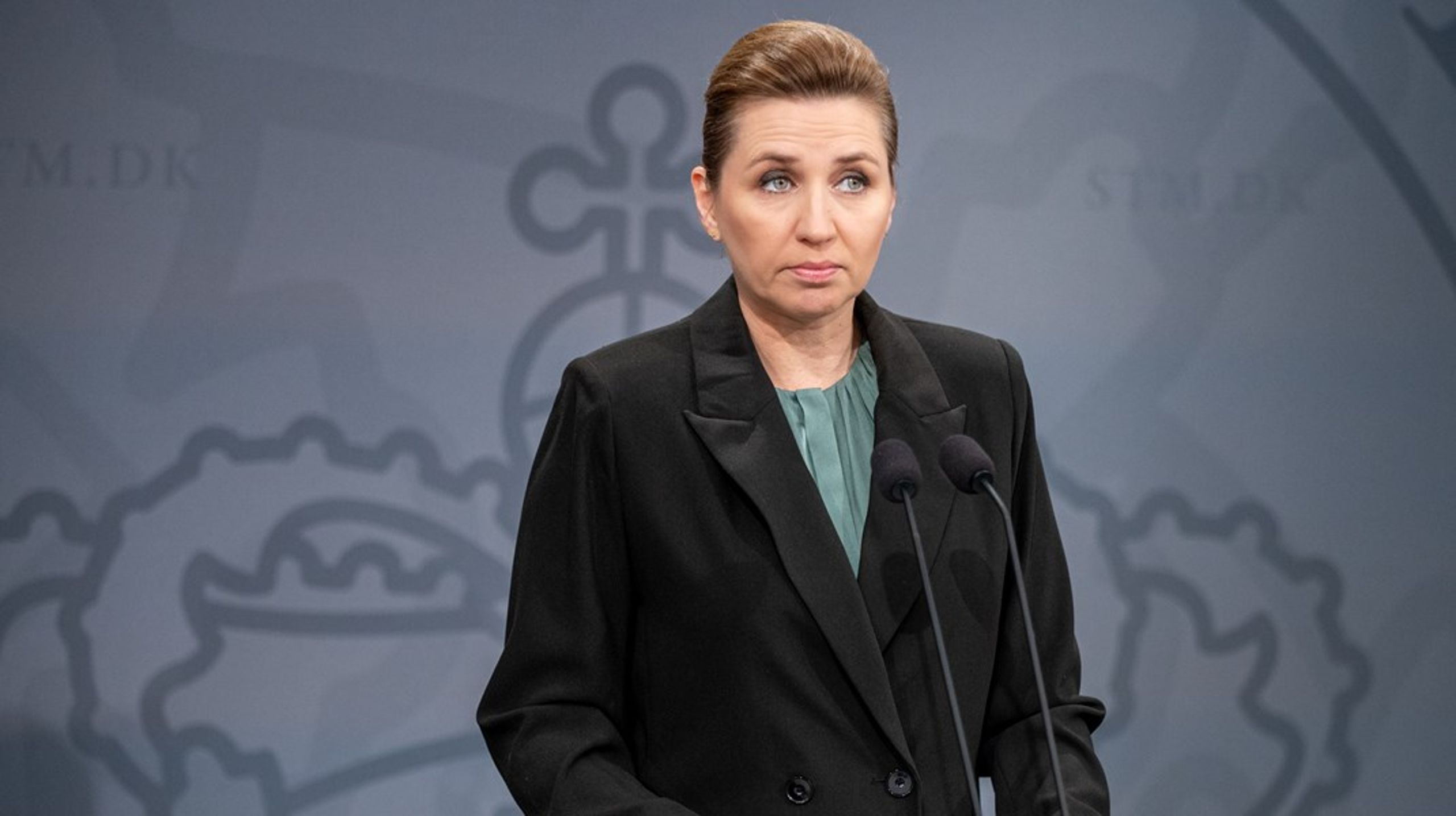 SVM-regeringens svaghed er, at Mette Frederiksen i højere grad indtager rollen som minister for arbejdsmoral og løftede pegefingre og&nbsp;fremtræder mere og mere som Ukraine-minister, skriver Lisbeth Knudsen.