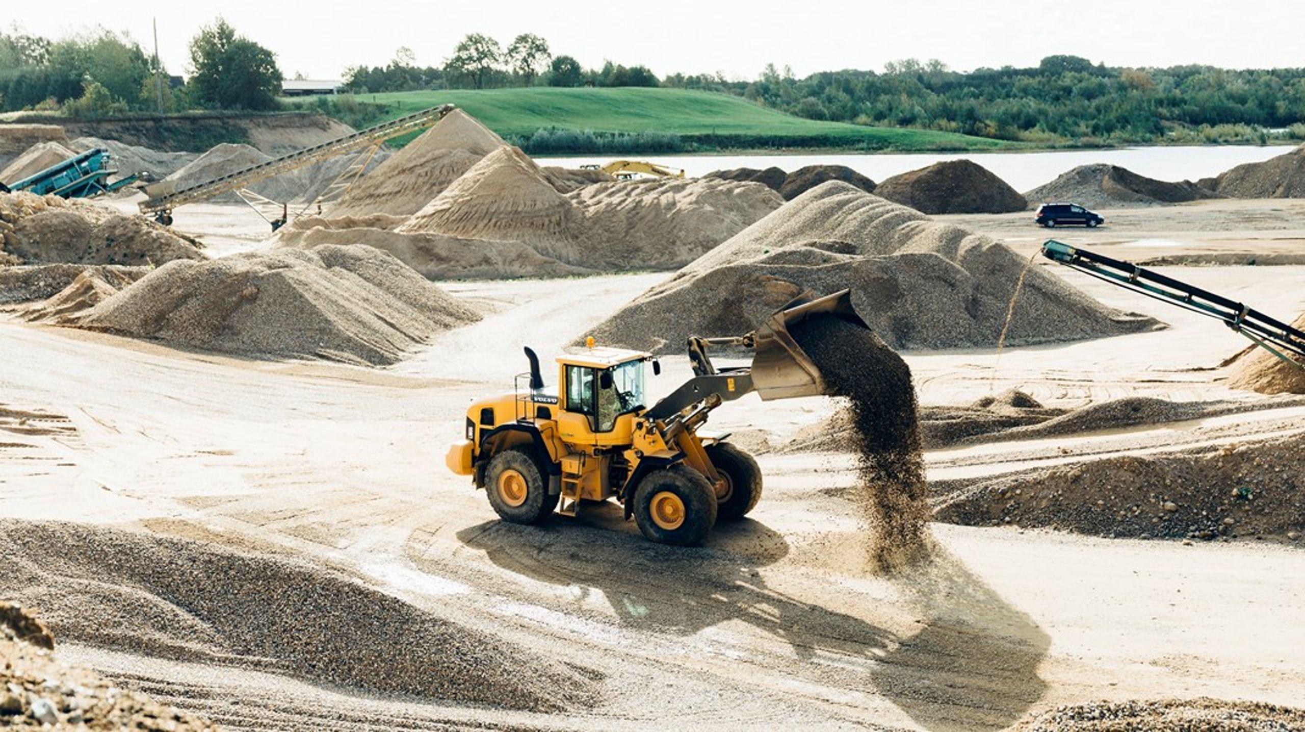Vi er&nbsp;allerede i gang med konkrete forsøg på, hvordan vi kan bruge råstofferne mere rigtigt og spare på ressourcerne.
Men det er langt fra nok.
Lægges der ikke en samlet plan, risikerer vi, at råstofforsyningen bryder sammen.&nbsp;Derfor skal vi have en national råstofplan, skriver Søren Evald Jensen.