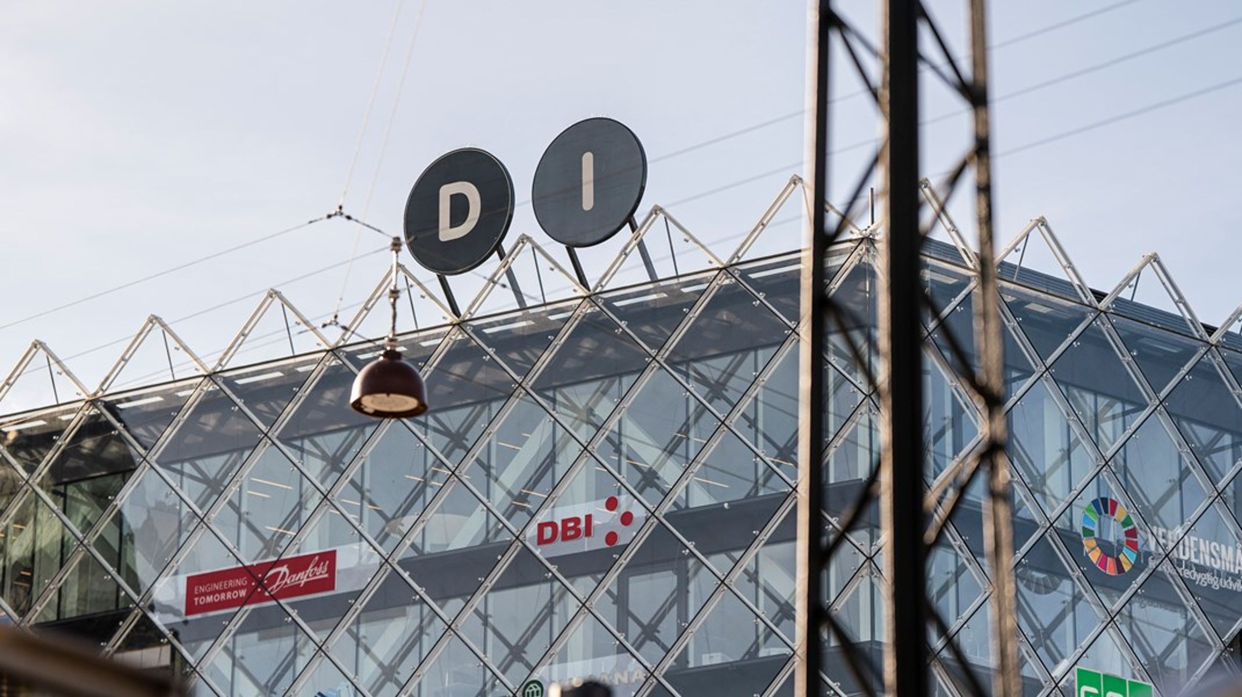 To måneder efter at&nbsp;Lasse Broe Honoré&nbsp;forlod DI, genansættes han&nbsp;som direktør for deres afdeling i Sydkorea.&nbsp;