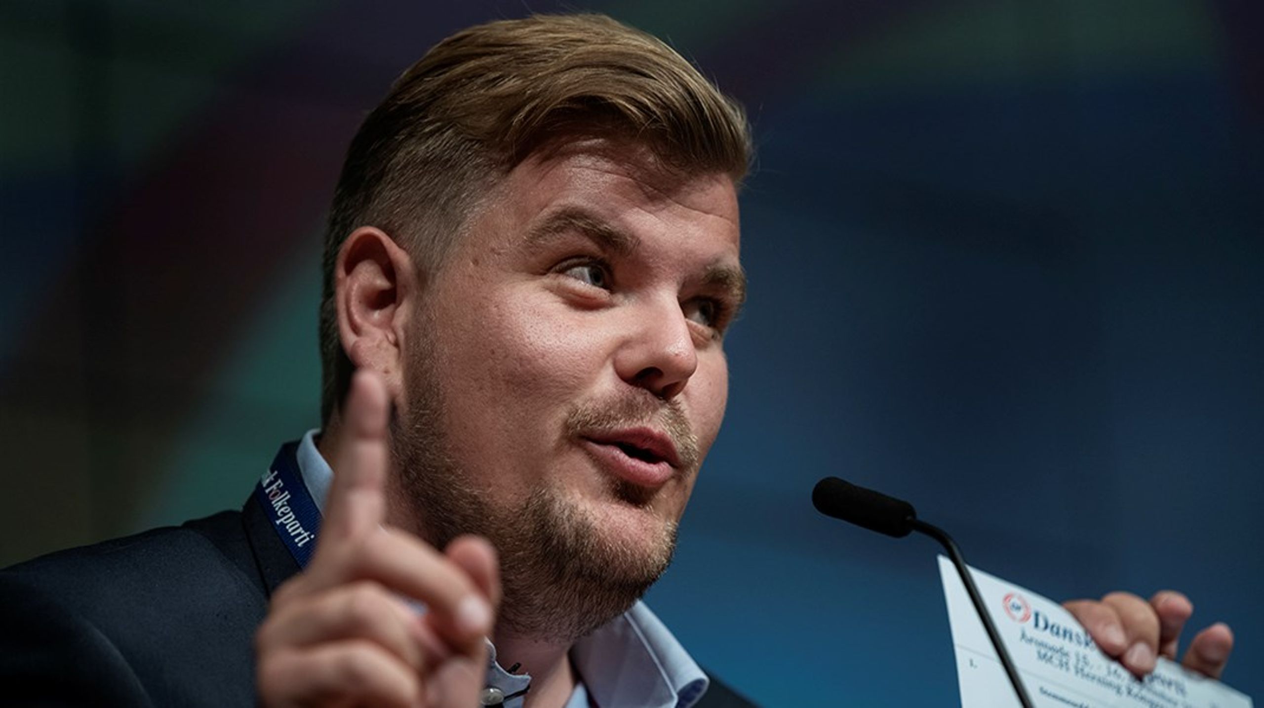 Chris Bjerknæs har været ansat hos Dansk Folkeparti i mere end seks år og været formand for partiets ungdomsafdeling.