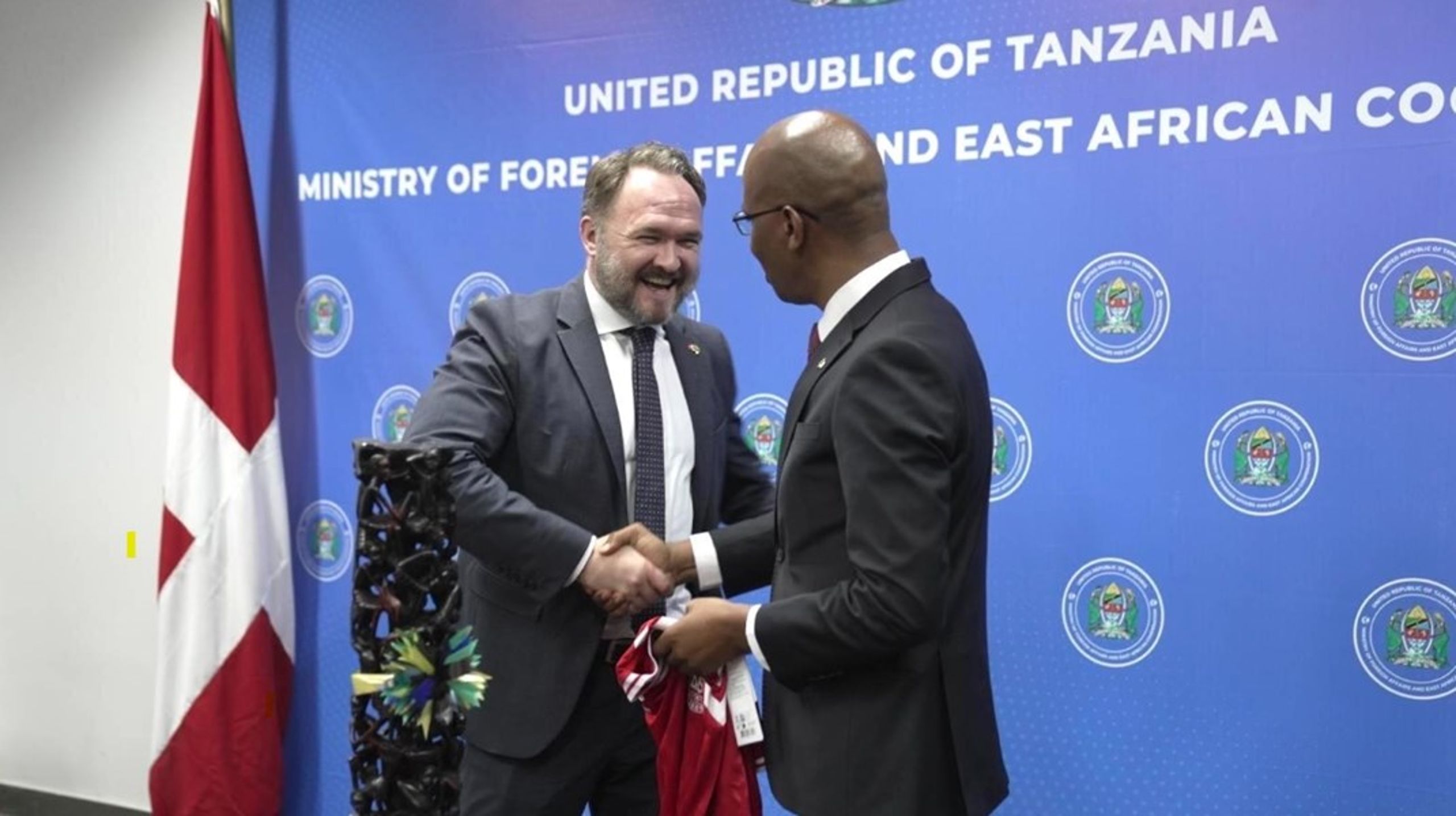 Dan Jørgensens møde med Minister for Udenrigsanliggender og Østafrikansk Samarbejde,&nbsp;January Yusufu Makamba, var første ministermøde i Tanzania efter at Danmark annoncerede sin fortsatte tilstedeværelse i&nbsp;landet&nbsp;