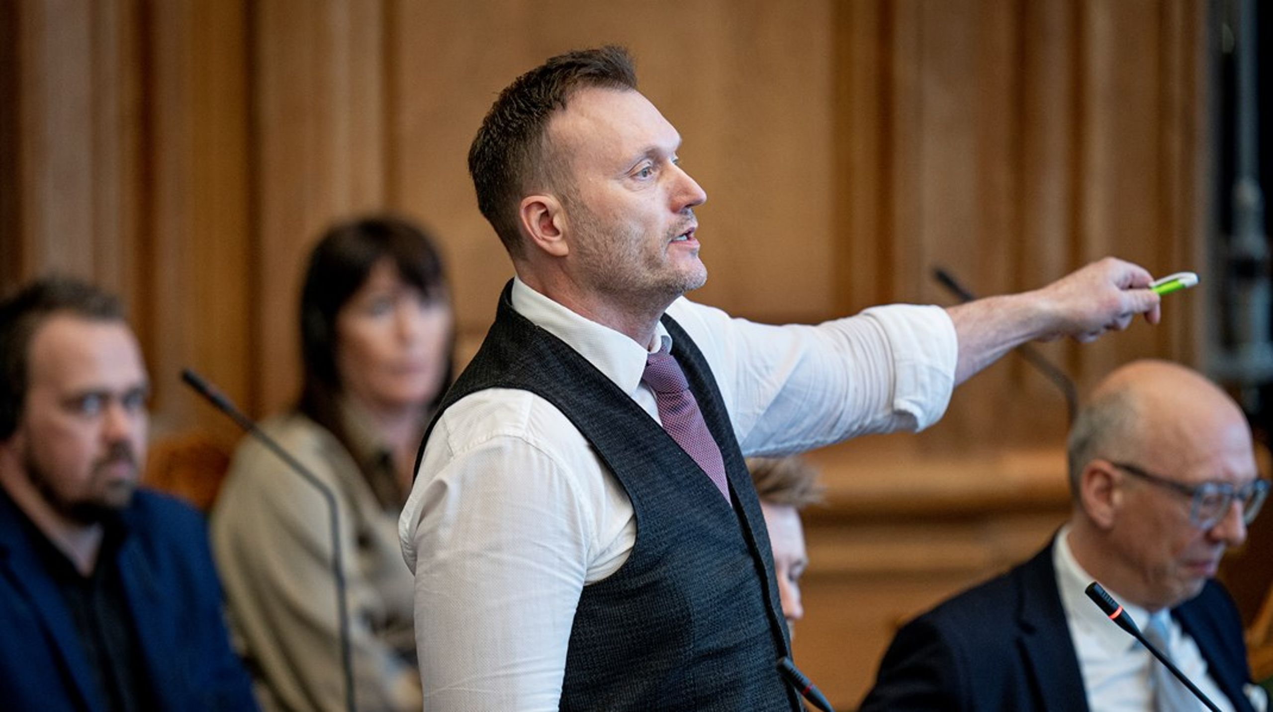 "Magten skal tilbage til jer. Staten og politikerne skal bestemme mindre," skriver Lars Boje Mathiesen, der vil præsentere et nyt parti til sommer.