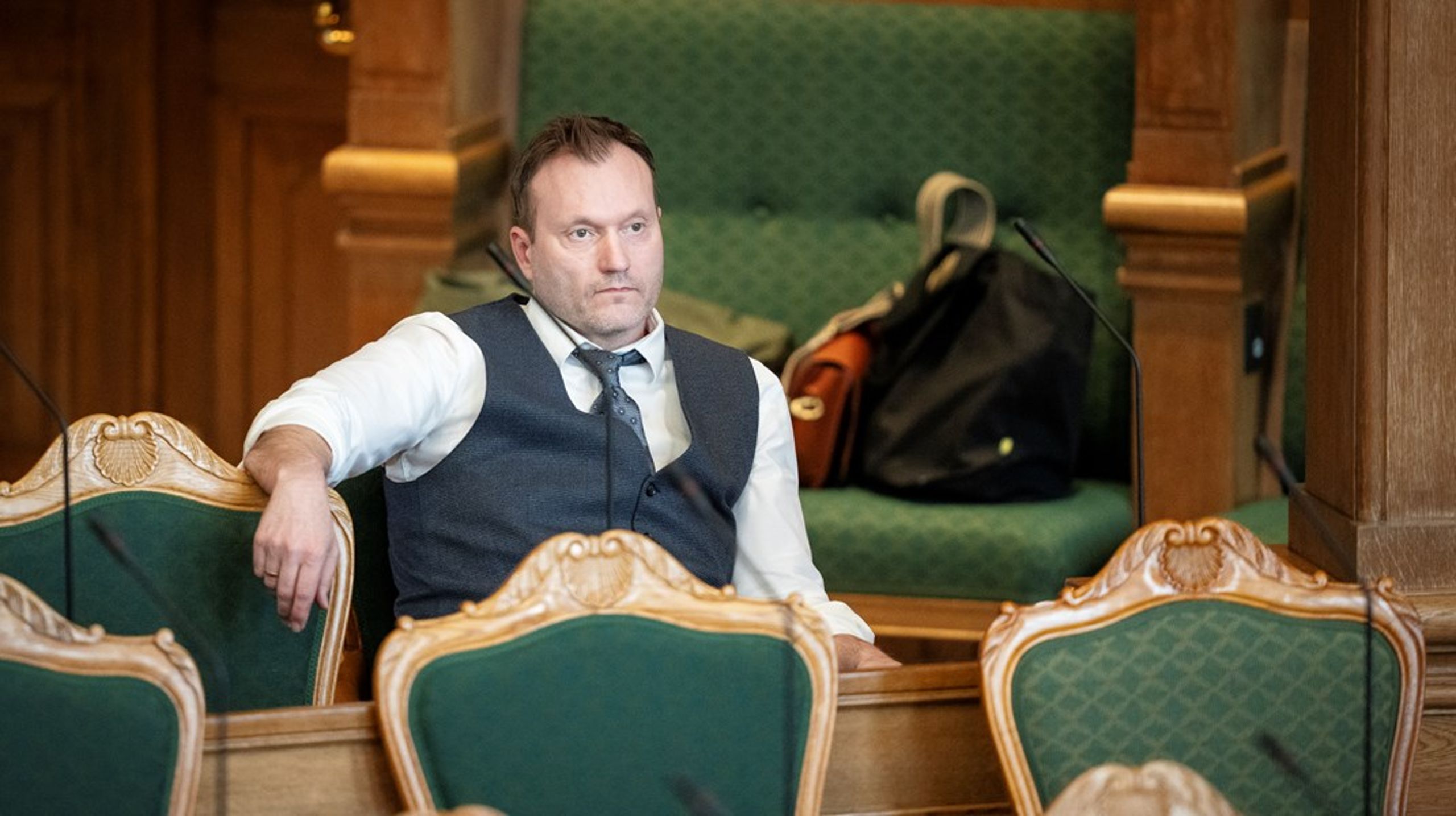 Historien om formandshonoraret gav selvfølgelig nogle ridser i lakken hos antibureaukraten Boje, der ellers altid nidkært og nærigt har gennemgået andres pengeforbrug med tættekam og lup.&nbsp;Men det virker til at være tilgivet i de kredse, som har opgivet resten af Christiansborg og desperat ønsker sig et talerør til deres oprør, skriver Simon Emil Ammitzbøll-Bille.