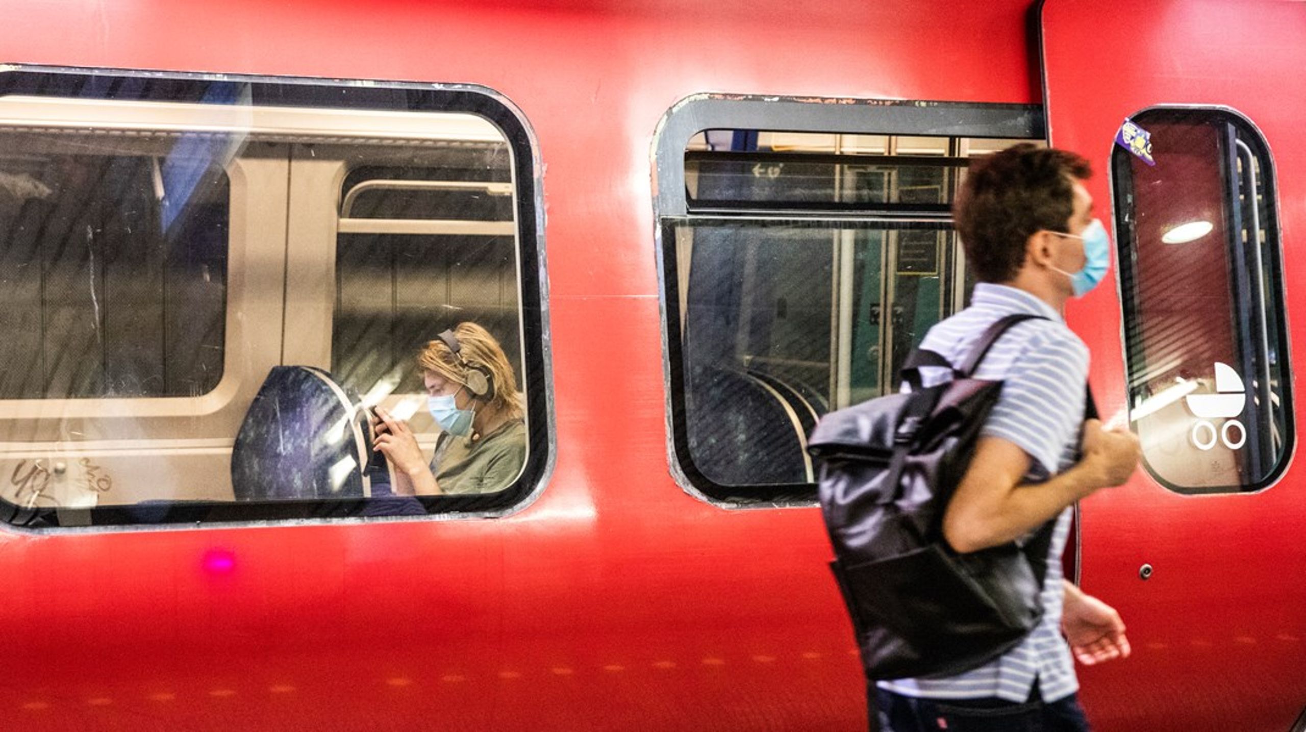 Passagerniveauet i kollektiv transport&nbsp;er først nu ved at være tilbage på før-corona niveau.&nbsp;Samtidigt har DSB sat prisen op på billetter og flere kommuner har været nødt til at lukke busruter på grund af øgede udgifter. Men der er stadig brug for kollektiv transport, for folk skal jo rundt i landet, skriver Helene Dyrhauge.