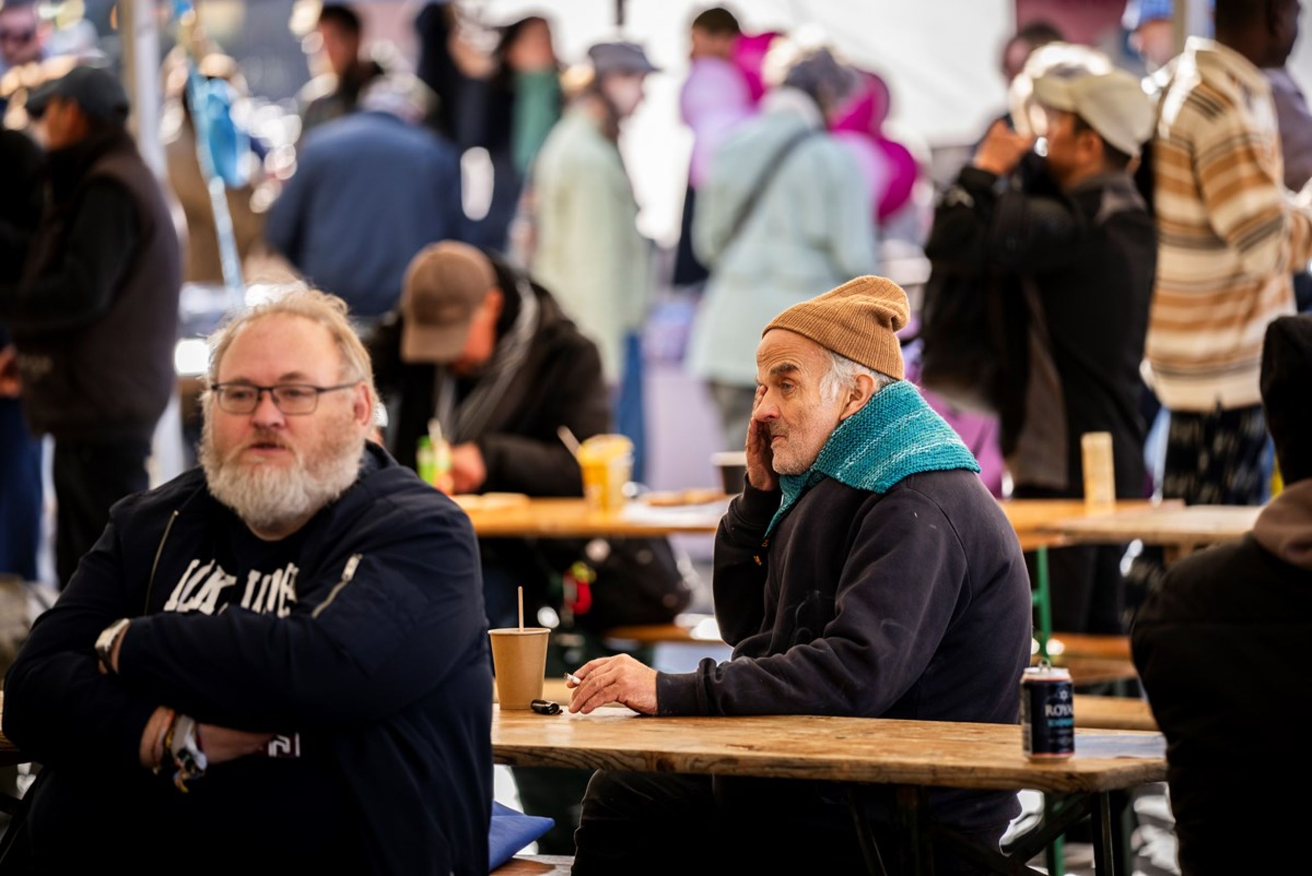 Mennesker ramt af hjemløshed eller andre socialt udsatte lever kortere og har dårligere helbred end gennemsnitsdanskeren, og uligheden i sundhed bliver større og større. Den udfordring skal civilsamfundet hjælpe med at løse, mener Danske Regioner. <i>Arkivfoto fra Hjemløsedagen 2023, Københavns Rådhusplads.</i>