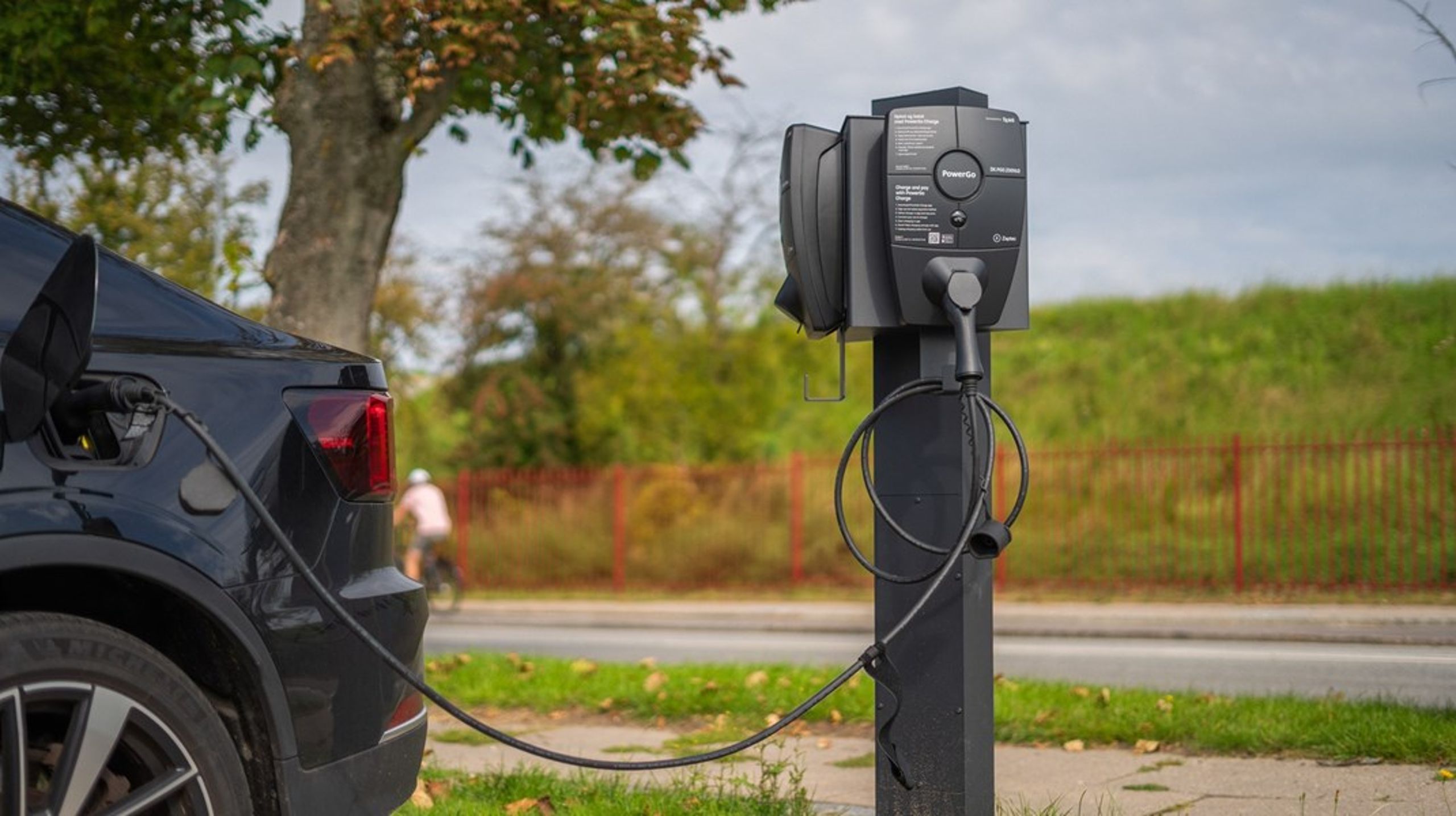 Selvom vi har set gode, politiske takter, håber vi, at politikerne på Christiansborg vil være med til at skrue yderligere op for ambitionerne for den grønne omstilling af bilparken, skriver Frederikke Fog.