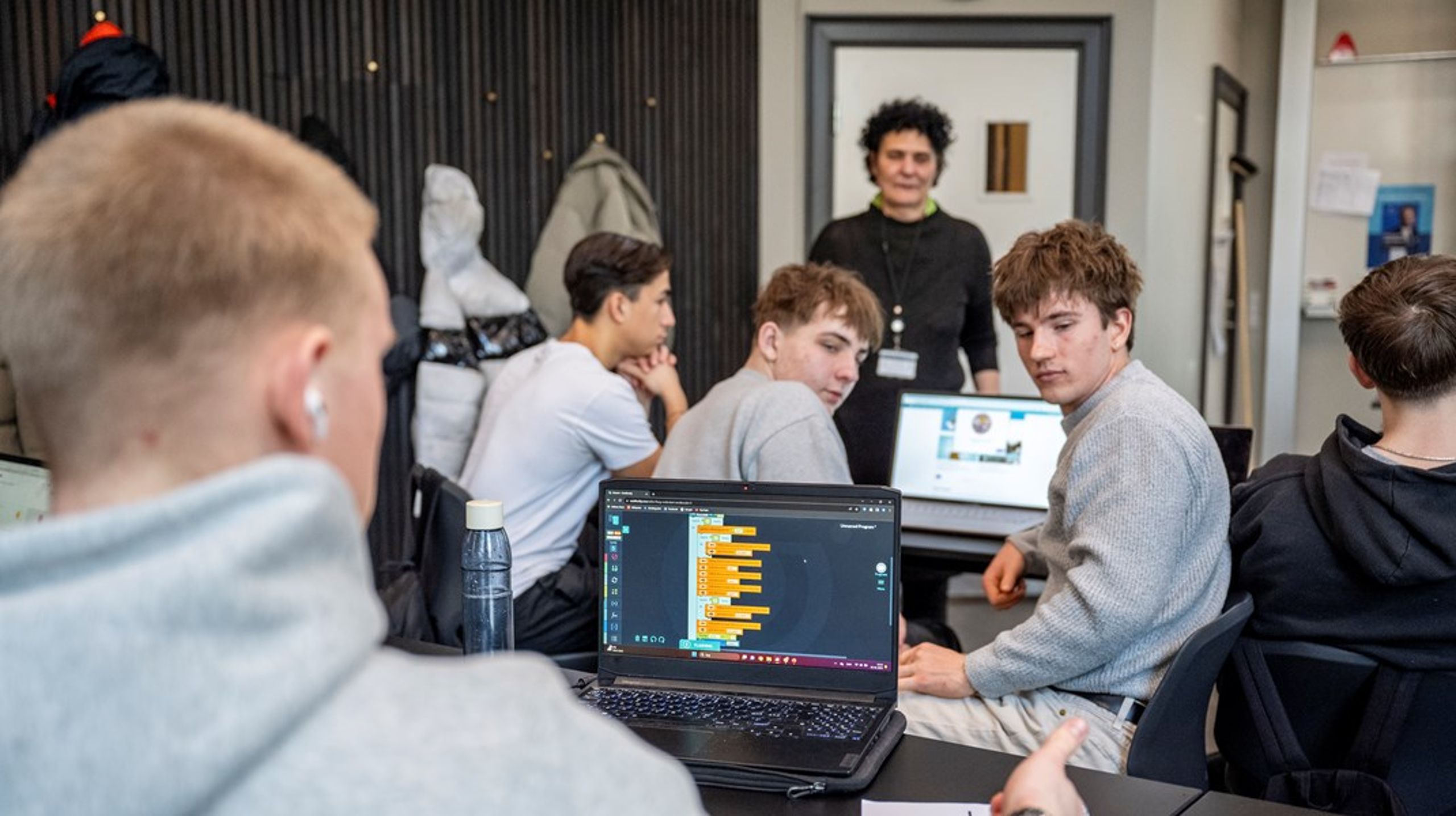 En eux er opbygget med to års skole og to års arbejde i en virksomhed, men opbygningen giver udfordringer, skriver Nynne Afzelius. Her er der undervisning af eux-elever på handelsgymnasiet Niels Brock.&nbsp;