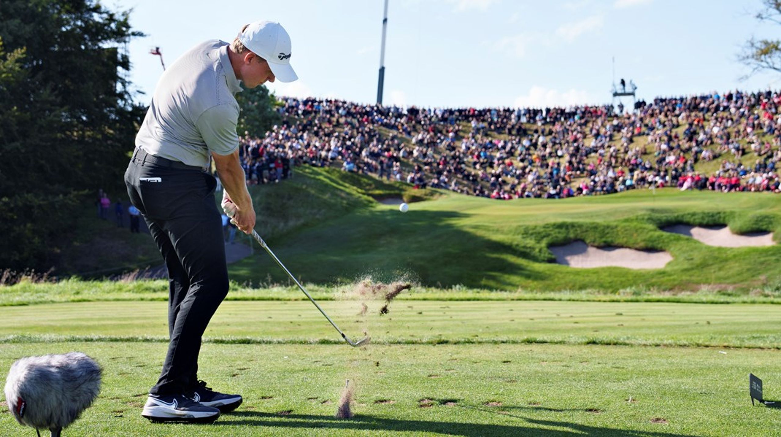 Alle golfbaner i EU bør behandles
som grundvandsdannende områder. Det betyder ingen gødskning og kun
biologiske bekæmpelsesmidler, skriver Mikael Hertig.