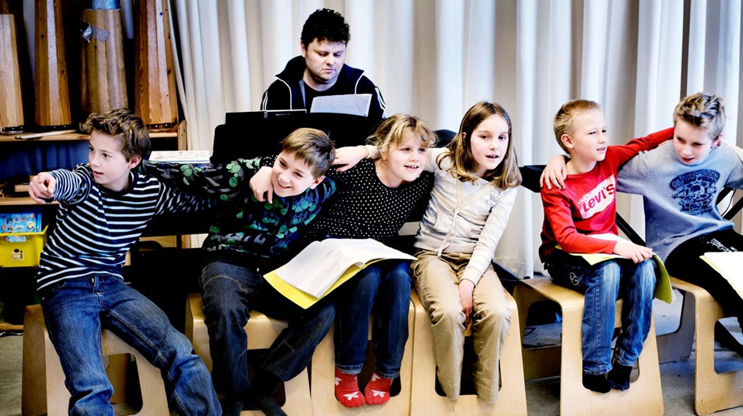 Sangen indenfor musikfaget er altså blevet svækket gennem tiden, og det samme gælder sangen udenfor musiktimen, skriver seks aktører.