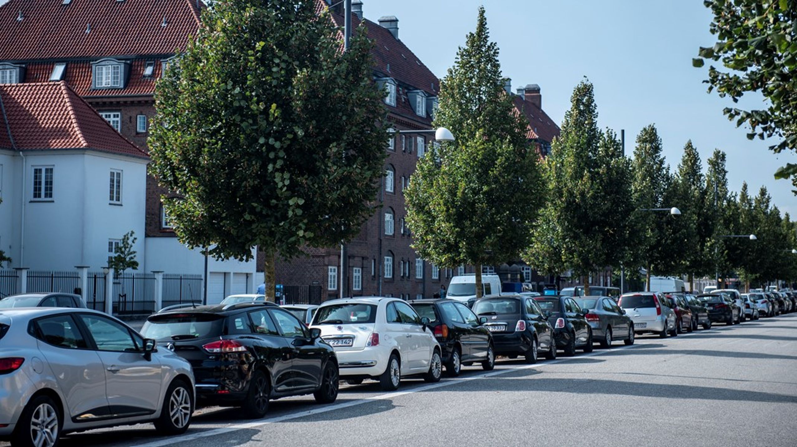 Når bilister kritiserer, at p-afgifter er for høje, eller at det er for svært at finde en plads, bør det politiske svar være, at det er urimeligt at bruge mere areal på gadeparkering, skriver Charlotte Frejlev Andersen.&nbsp;