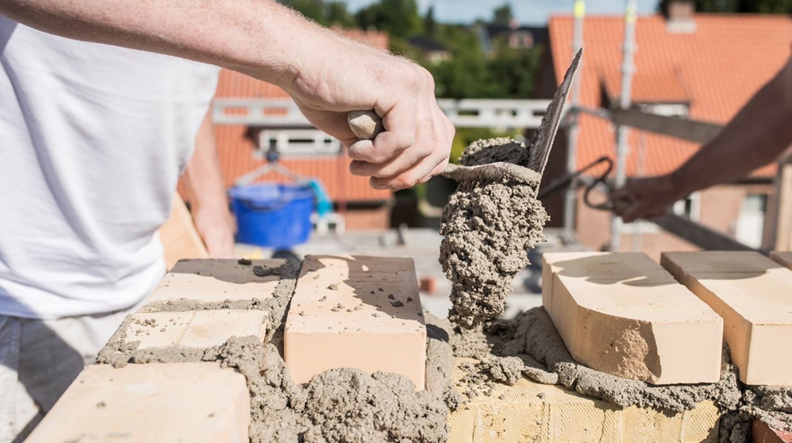 En differentieret lav momssats på renovering og reparation af private boliger samt vinduespudsning og rengøring i husholdninger vil overflødiggøre ”håndværkerfradrag” og forringe ”fidusen” ved sort arbejde, skriver&nbsp;Ulla Margrethe Hansen.<br>