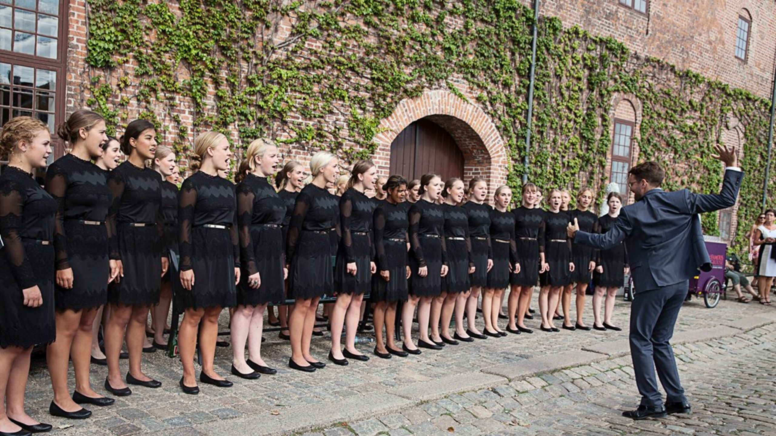 Vi skal være varsomme med blot at juble over, at der kommer flere og flere kvinder ind i branchen – nye, unge talenter. Mange tror, at dette alene vil rette op på kønsubalancen,&nbsp;skriver Juliana Hodkinson.