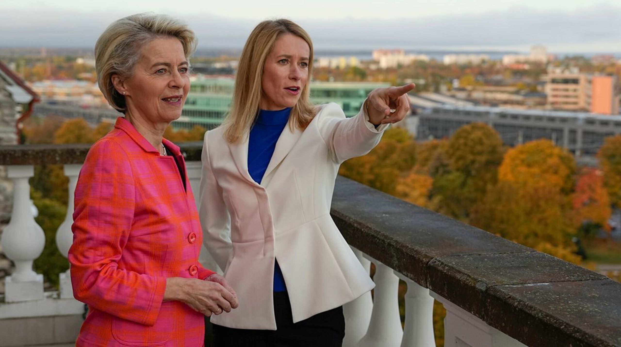 Hvis kabalen om EU's topposter ender som ventet lige nu, så vil disse to kvinder spille nøgleroller: Tyske Ursula von der Leyen (t.v.) kan få fem år mere som formand for Kommissionen, mens Estlands statsminister, Kaja Kallas, kan blive EU's nye udenrigschef. Her ses de to under et besøg&nbsp;i Tallinn i 2022.