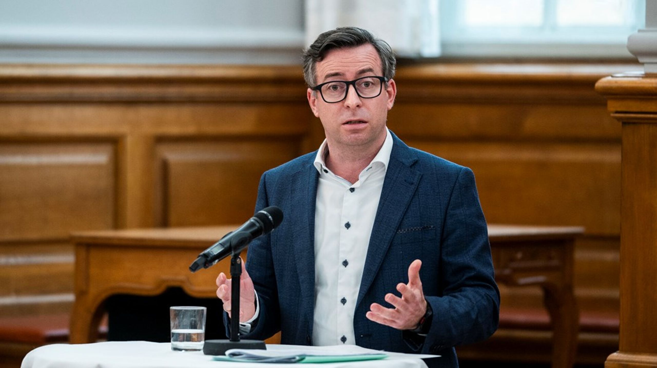 En parlamentarisk arbejdsgruppe under Erhvervsudvalget skal udarbejde en række anbefalinger, der skal komme virksomhedernes administrative byrder til livs. Anbefalingerne forventes at være klar i september, siger formanden for udvalget, Hans Andersen (V).