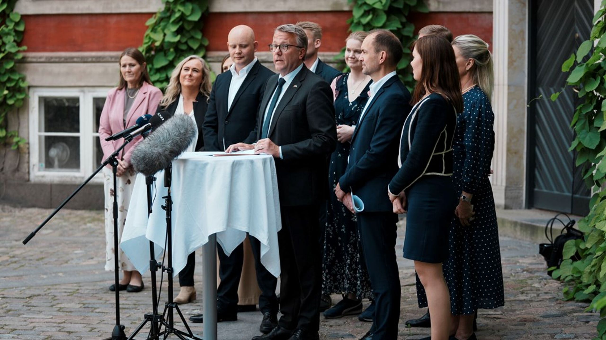 Erhvervsministeren og skatteministeren udtrykte flere gange glæde over en "meget bred" iværksætteraftale. Men ingen af de røde partier er med grundet aktieskattelettelserne i aftalen.