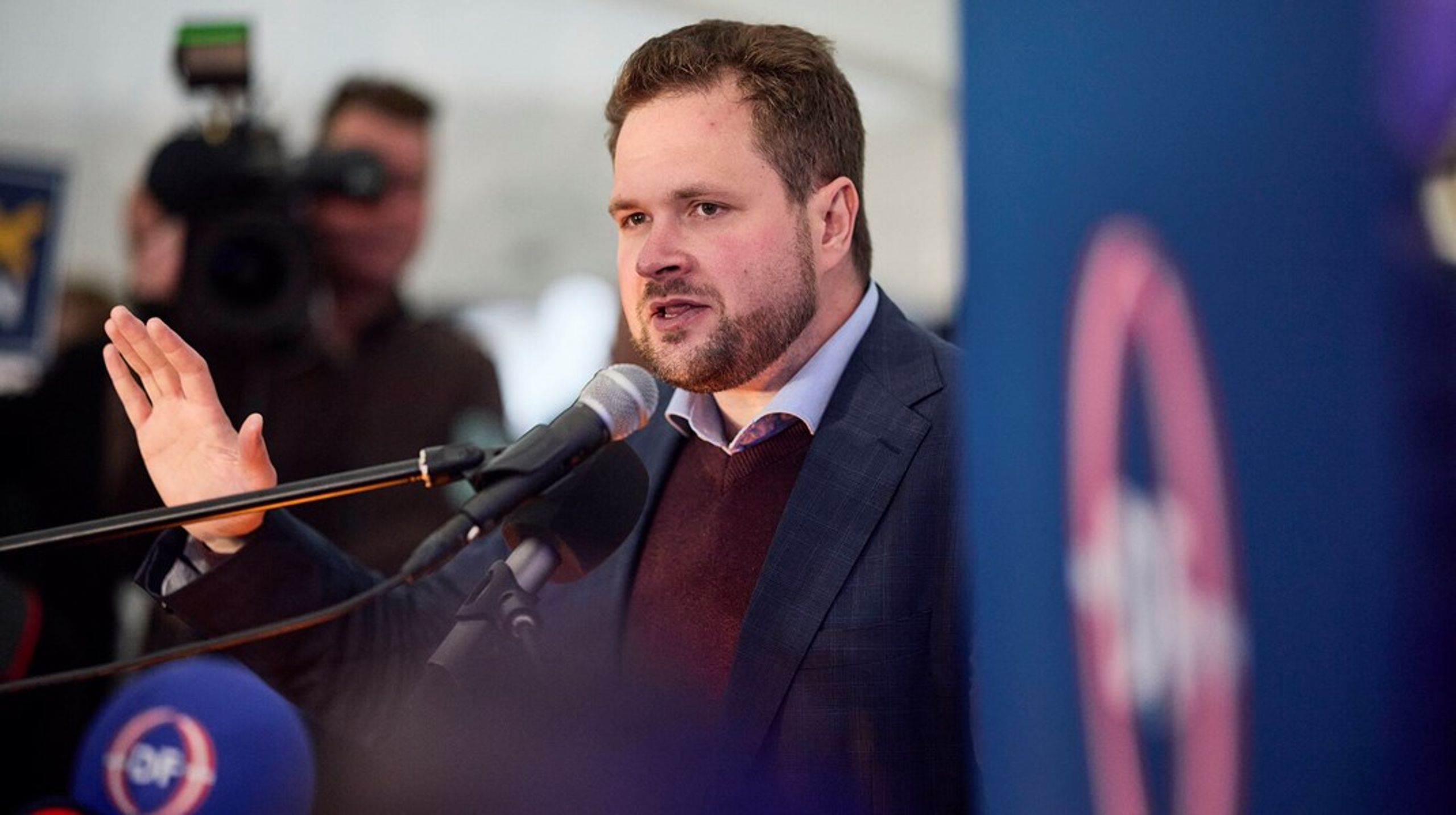 DF's Anders Vistisen mener ikke, at det var OK at udelukke ham fra store EU-debatter blandt europæiske partier om EU-kommissionsformandsposten, selv om hans højrefløjsgruppe ikke anerkendte processen. Valgobservatører hos OSCE er enige i, at processen ikke var fair.