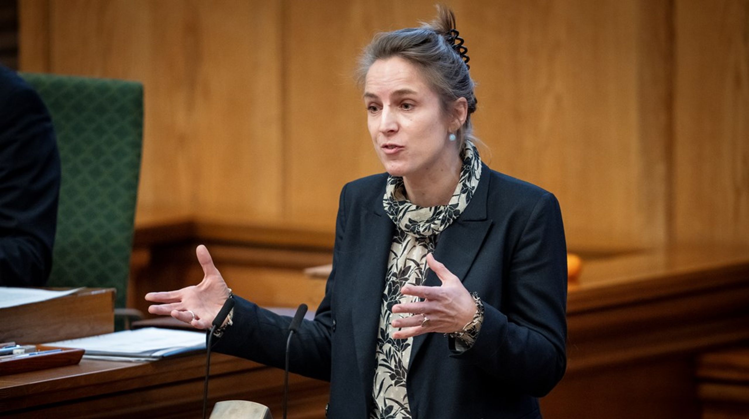 Scavenius har ikke holdt sig tilbage med budskabet om, at hun temmelig bredt anser kollegerne i Folketinget for mindre vidende om den politiske substans, de beskæftiger sig med, skriver&nbsp;Michael Baggesen Klitgaard.