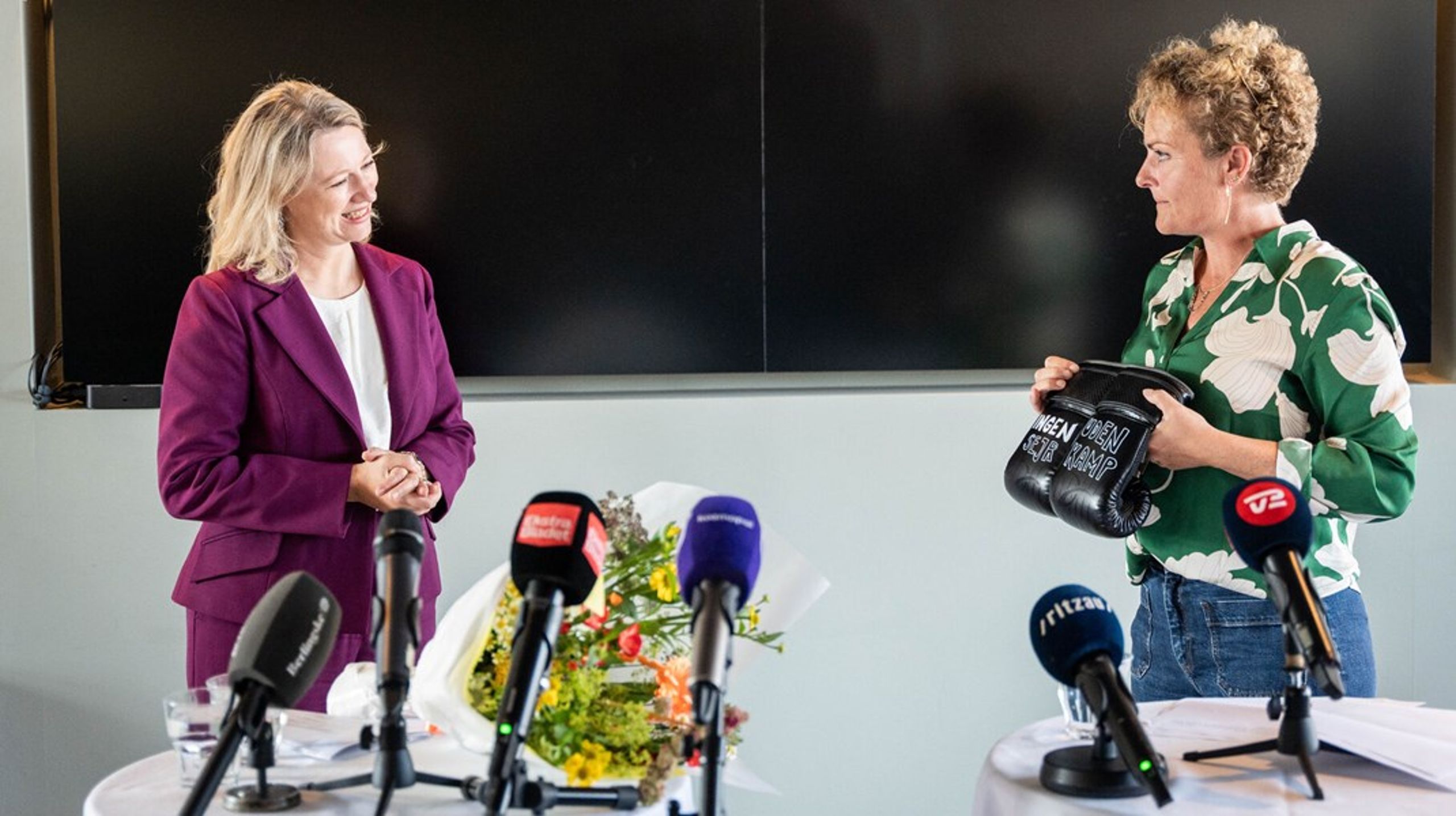 "Ingen sejr
uden kamp" står der på de boksehandsker, som Sophie Hæstorp Andersen fik i gave af Pernille Rosenkrantz-Theil.