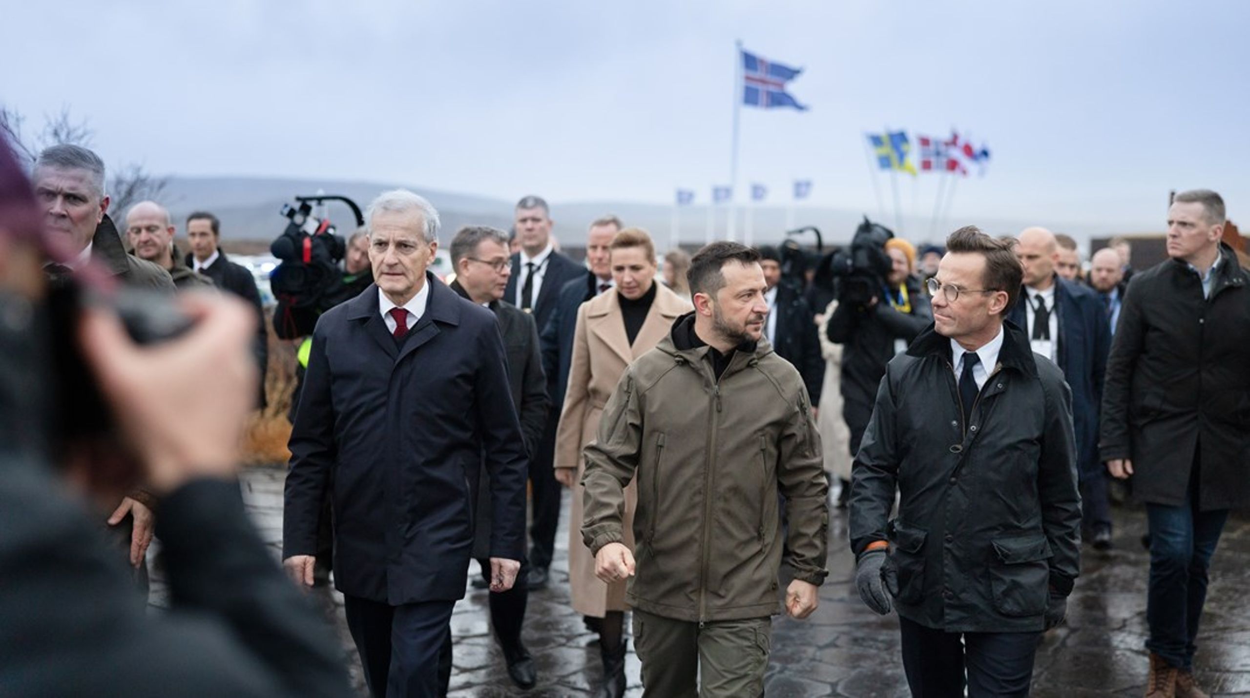 Volodymyr Zelenskyj i snak med Ulf Kristersson, statsminister i Sverige, som i år er formand for Nordisk Ministerråd – og som valgte ikke at invitere Færøerne, Grønland og Åland til mødet med den ukrainske præsident.&nbsp;