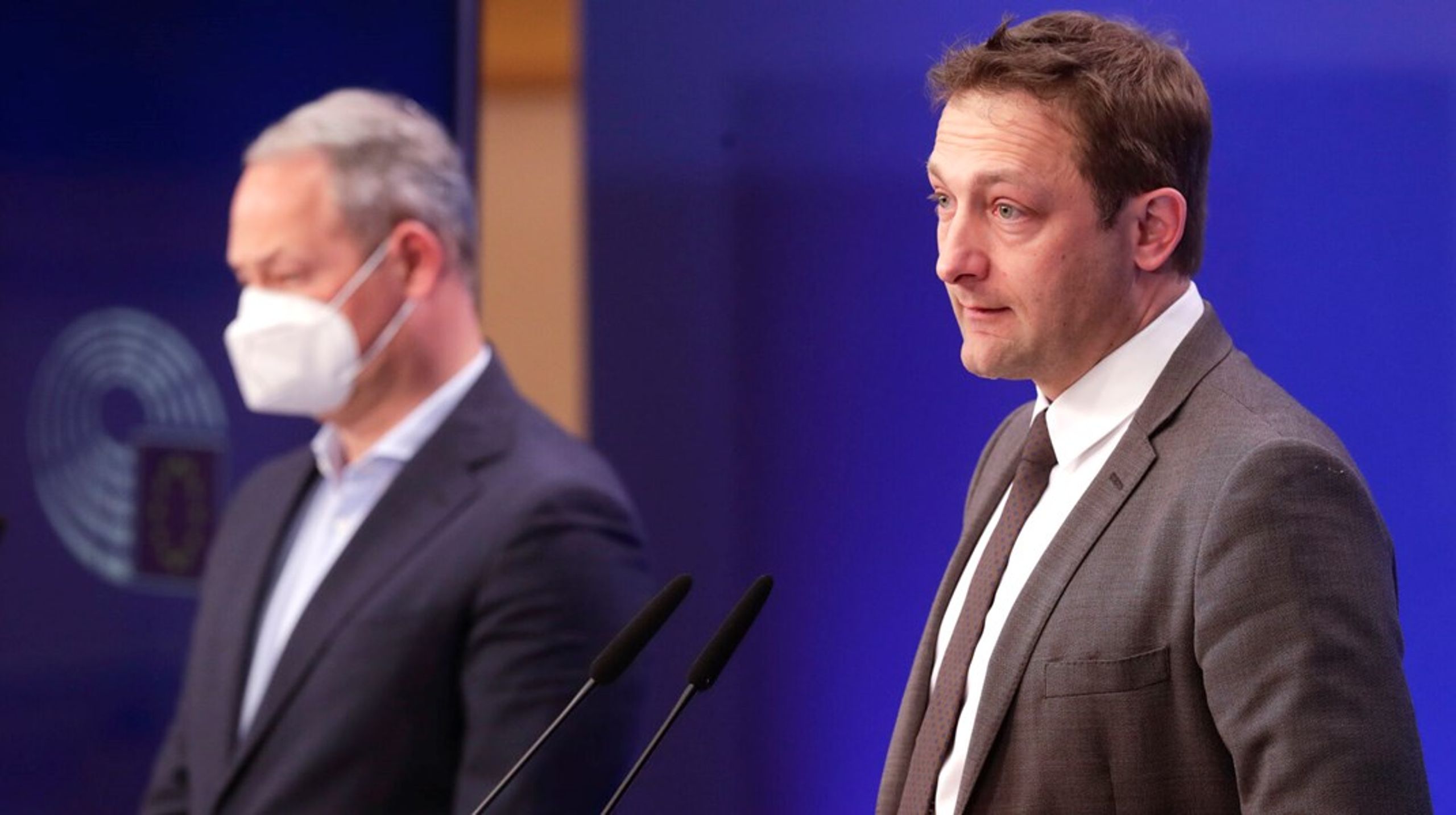 Christophe Hansen (th.) fra Luxembourg&nbsp;tilhører den store konservative EPP-gruppe, som kommissionsformand Ursula von der Leyen også selv kommer fra.